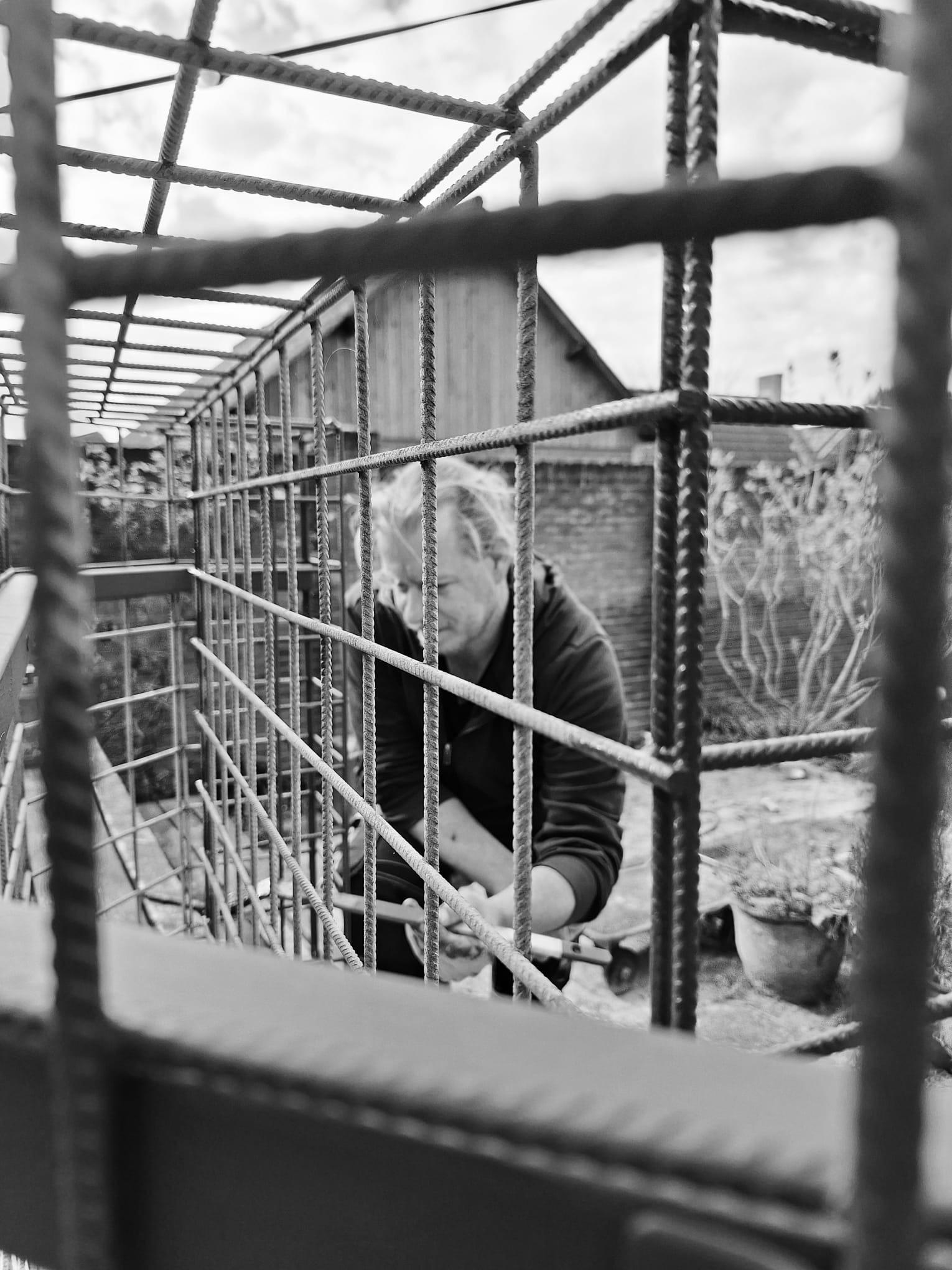 Moderna cassa artigianale in acciaio con ripiani fluttuanti in vetro Design olandese fatto a mano In condizioni Nuovo in vendita a Vinkel, NL