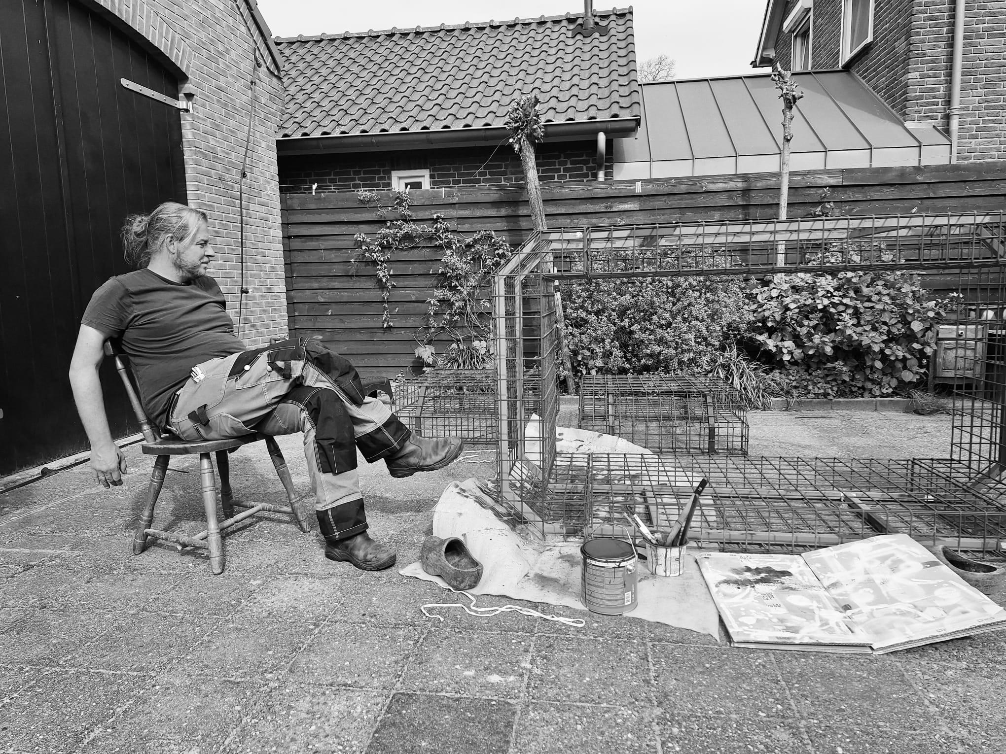 XXI secolo e contemporaneo Moderna cassa artigianale in acciaio con ripiani fluttuanti in vetro Design olandese fatto a mano in vendita