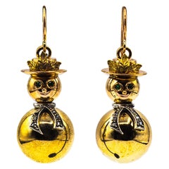 Moderne handgefertigte Ohrstecker „Snowman“ aus Gelbgold mit weißenen weißen Diamanten und Smaragden
