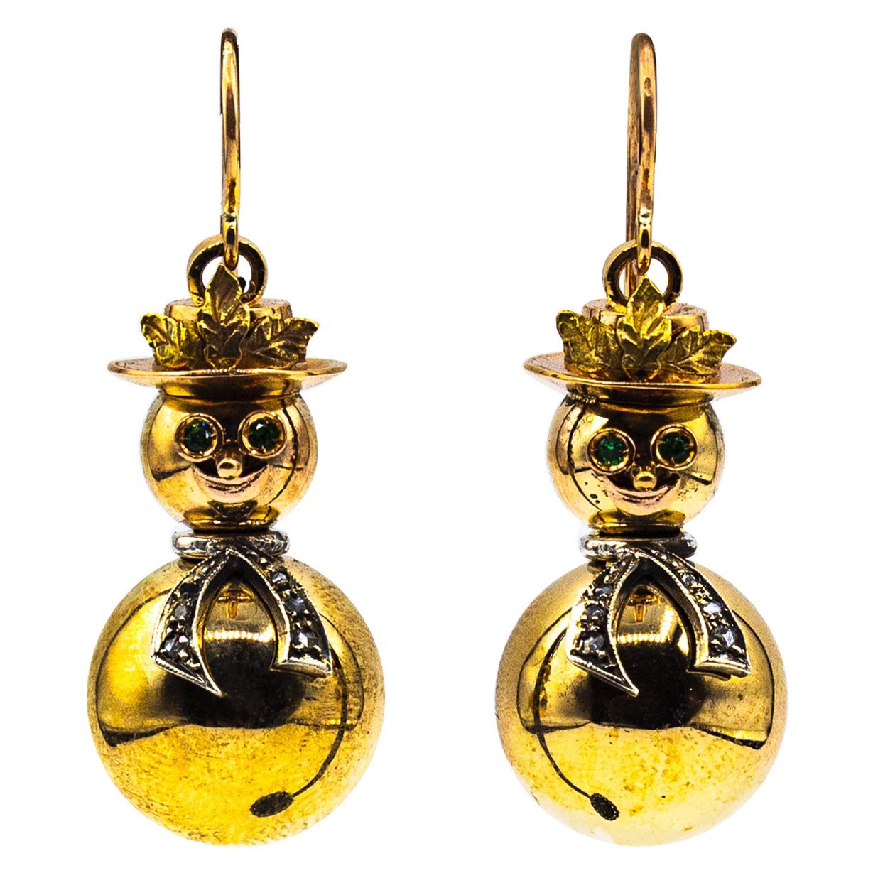 Boucles d'oreilles "bonhomme de neige" en or jaune, diamants blancs et émeraudes, faites à la main par un artisan moderne en vente