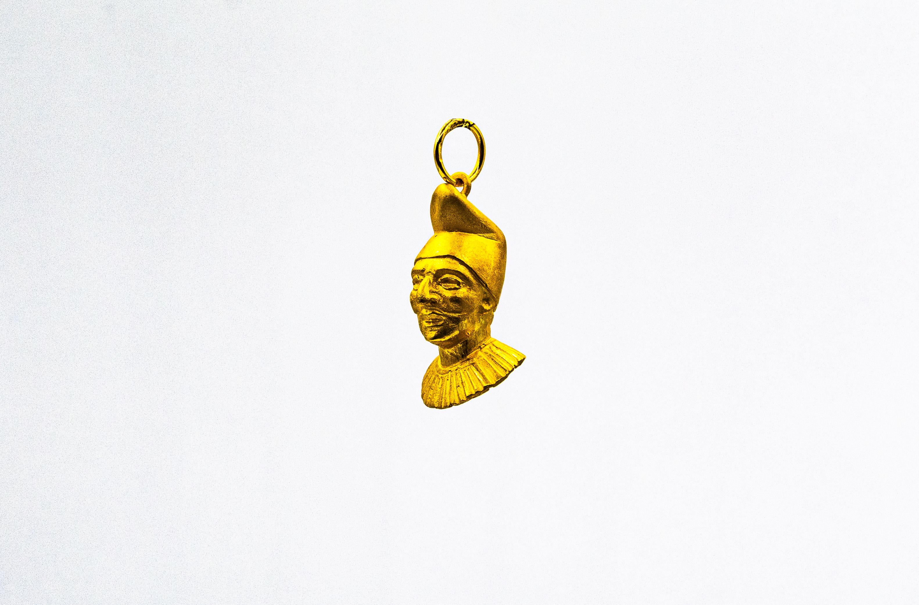Collier pendentif moderne en or jaune avec masquePulcinella, fabriqué à la main Neuf à Naples, IT