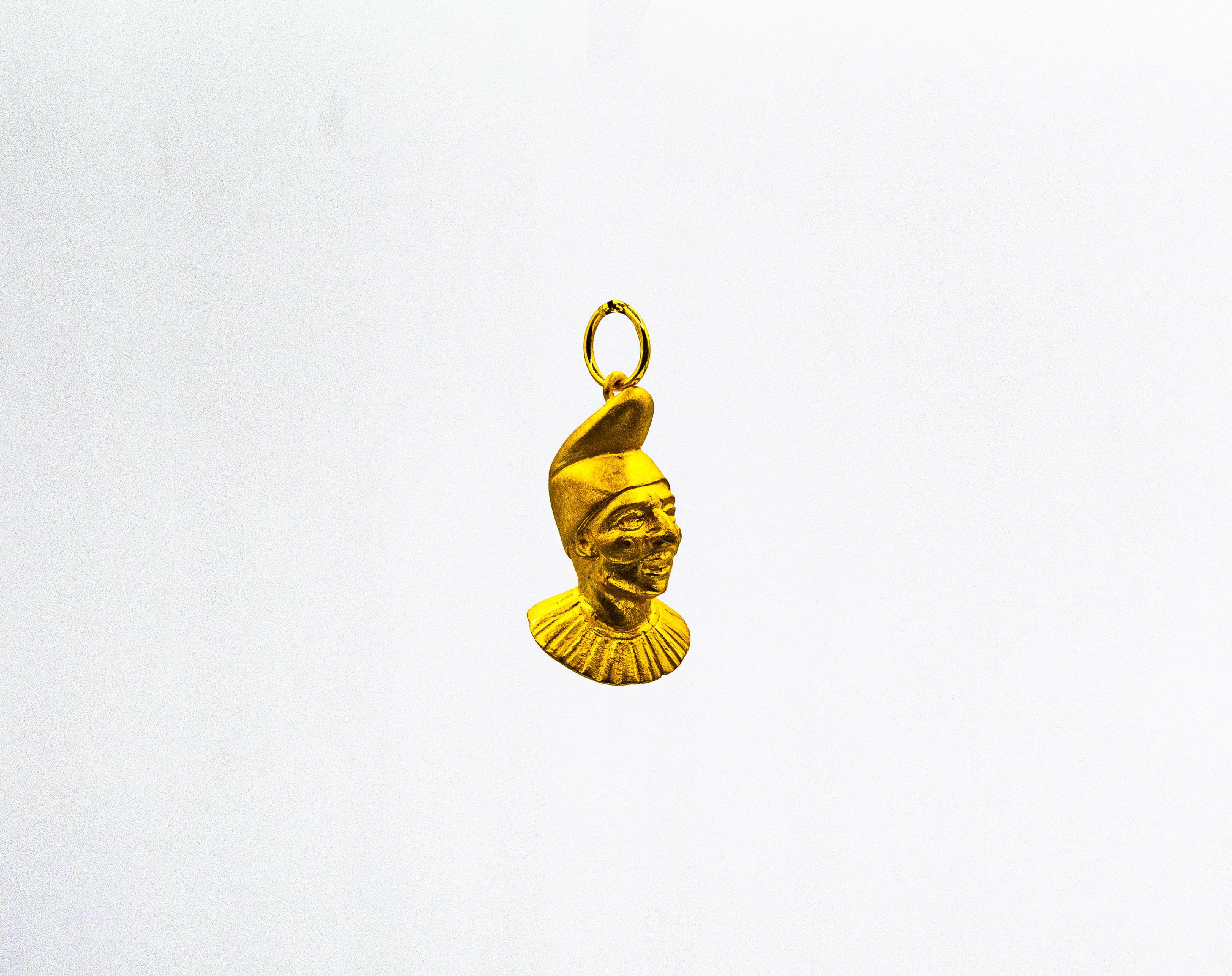 Collier pendentif moderne en or jaune avec masquePulcinella, fabriqué à la main 1