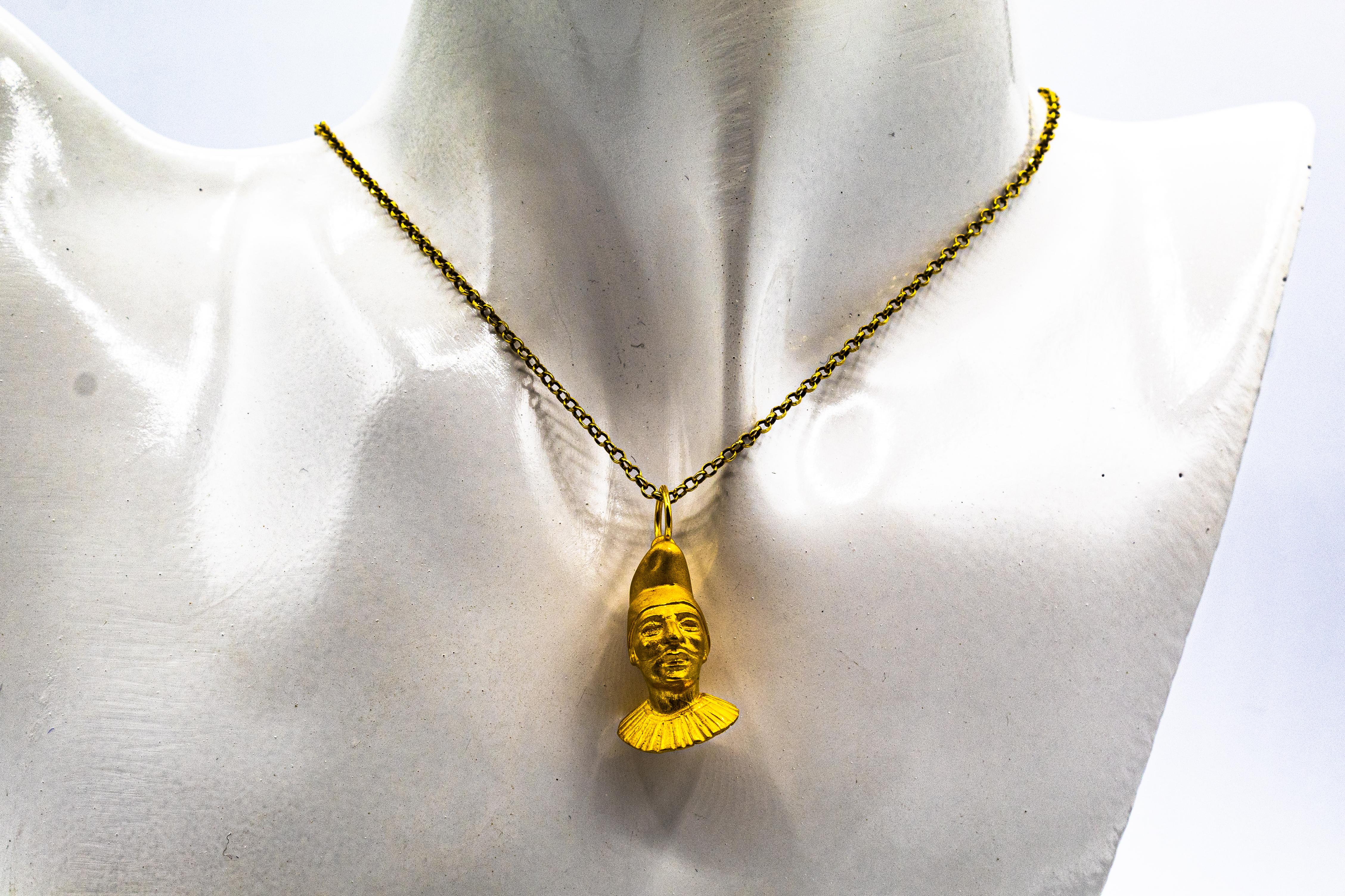Collier pendentif moderne en or jaune avec masquePulcinella, fabriqué à la main 2