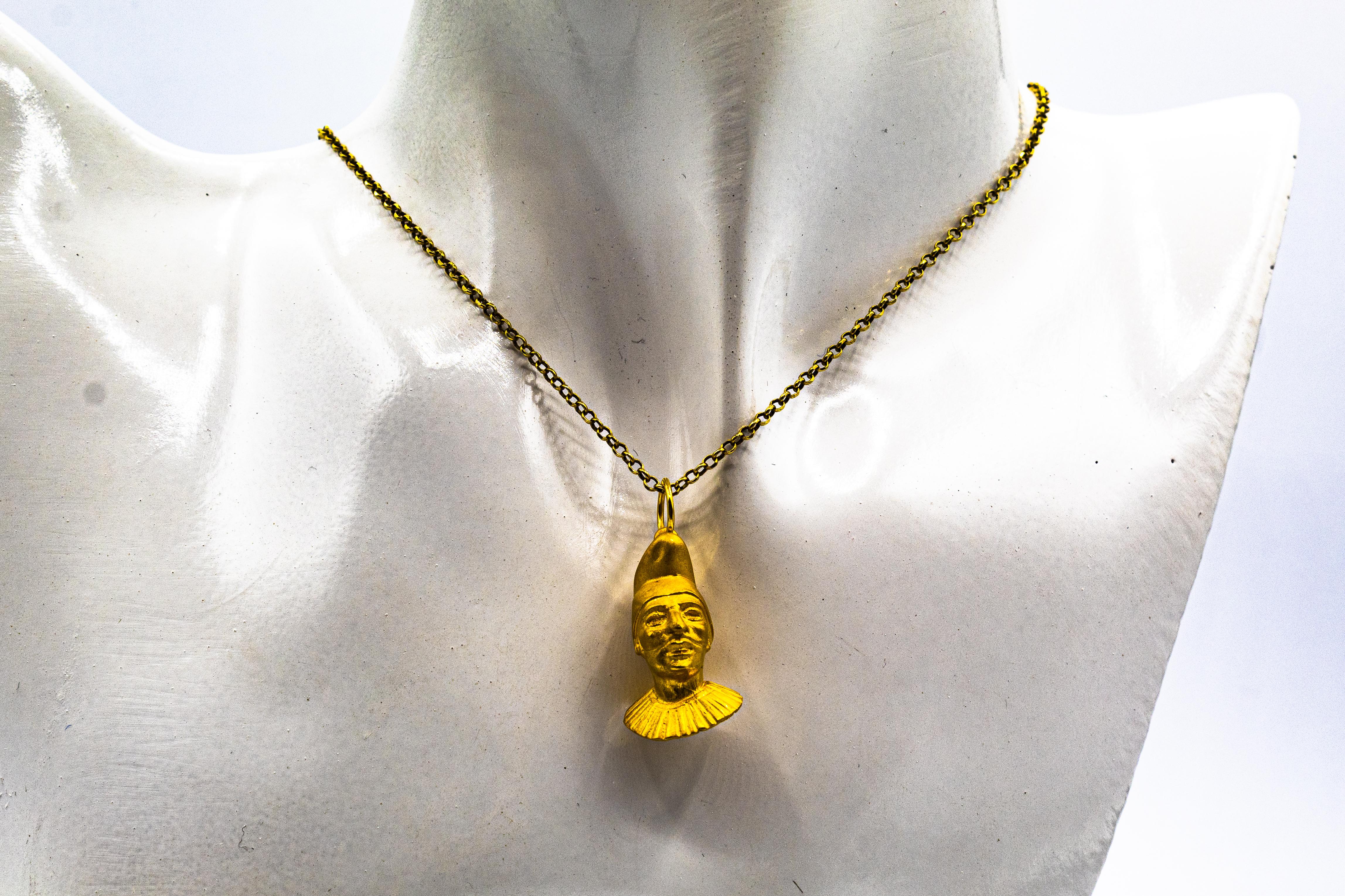 Collier pendentif moderne en or jaune avec masquePulcinella, fabriqué à la main 3