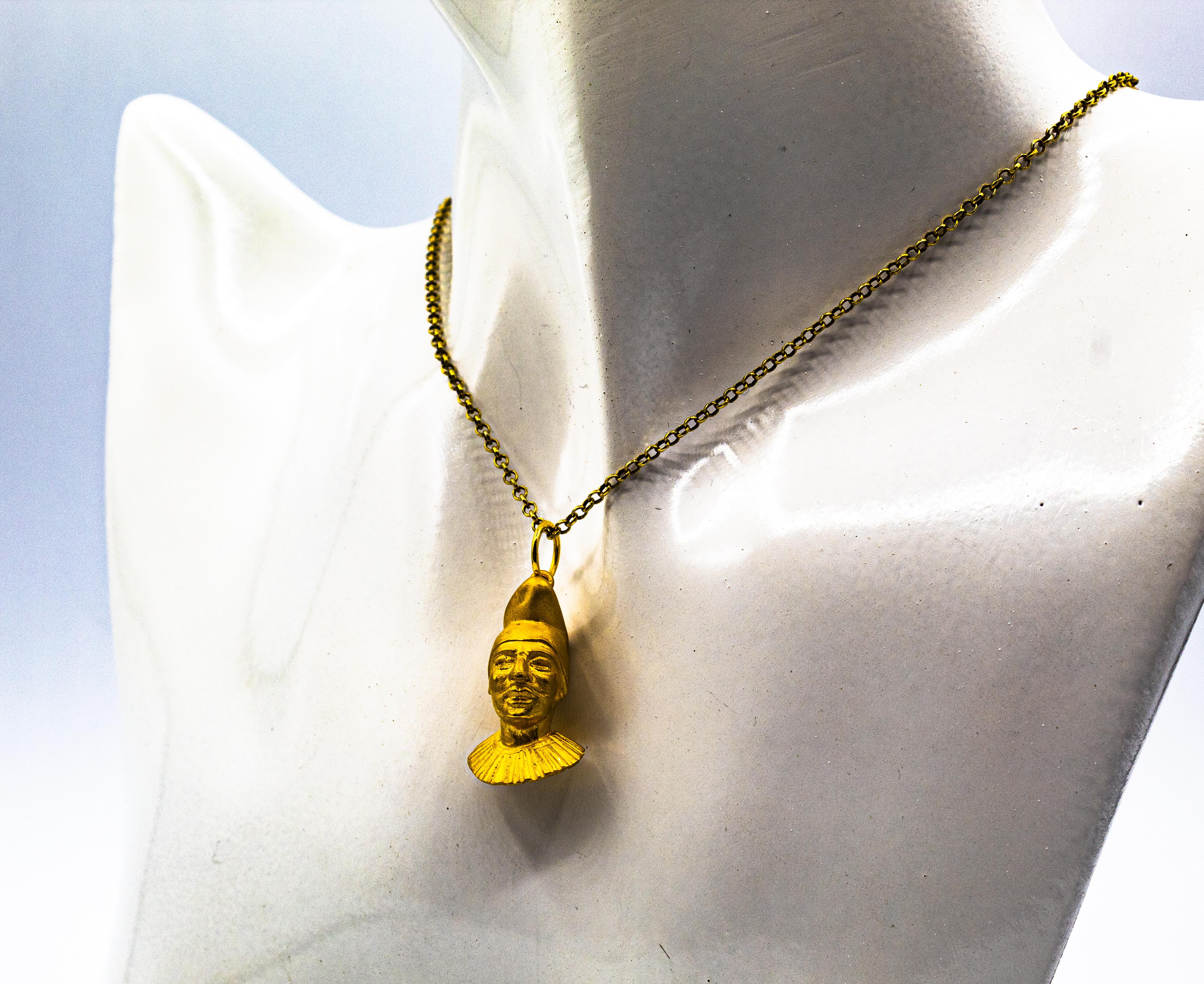Collier pendentif moderne en or jaune avec masquePulcinella, fabriqué à la main 4