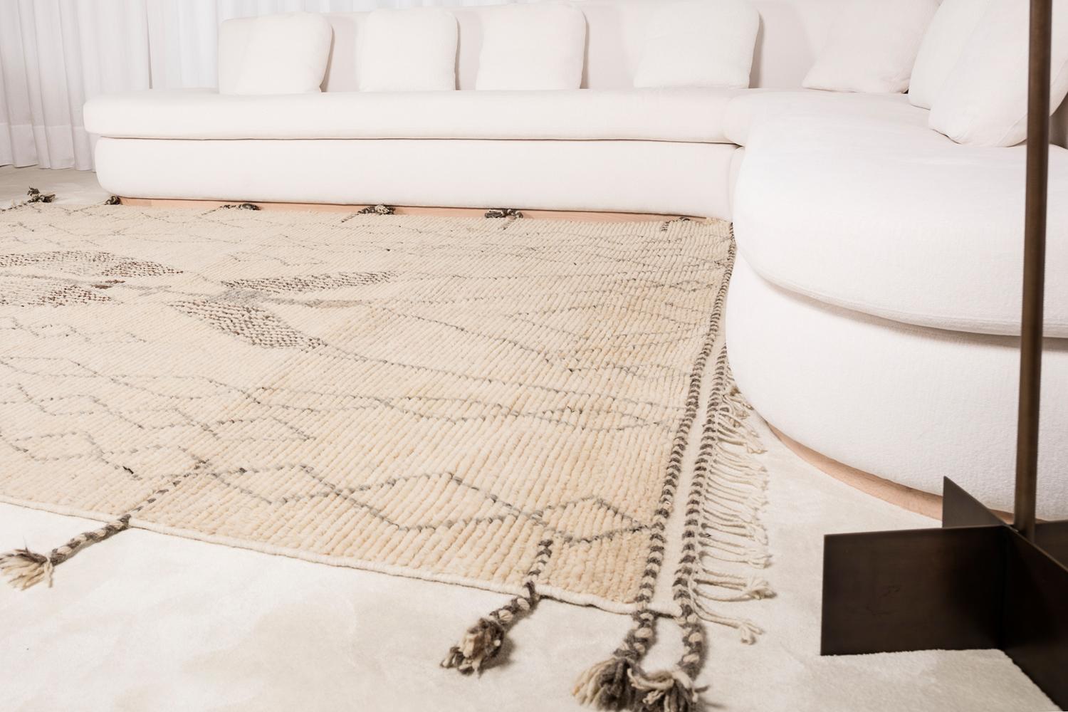 Moderner handgeknüpfter Teppich aus 100% Wolle Hochflor-Texturen Weiß, Brown & Greige Rafiki im Angebot 3