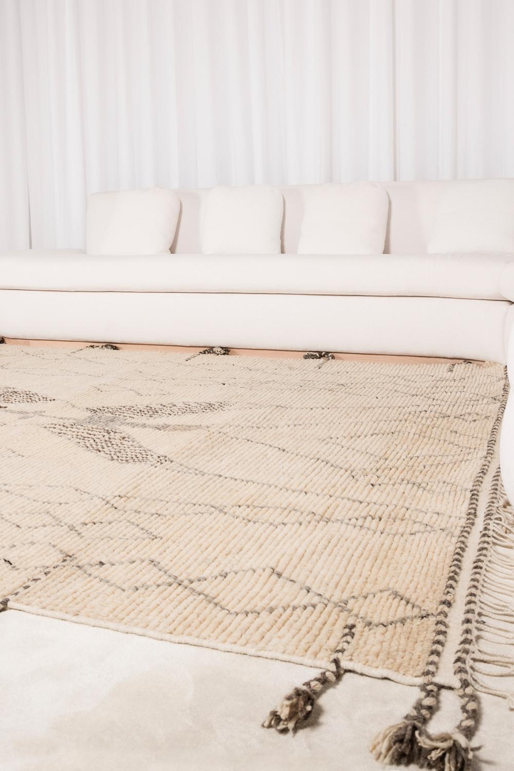 Moderner handgeknüpfter Teppich aus 100% Wolle Hochflor-Texturen Weiß, Brown & Greige Rafiki im Angebot 4