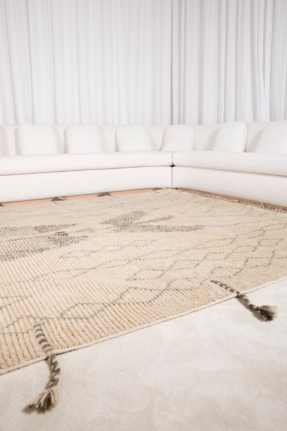Moderner handgeknüpfter Teppich aus 100% Wolle Hochflor-Texturen Weiß, Brown & Greige Rafiki im Angebot 10