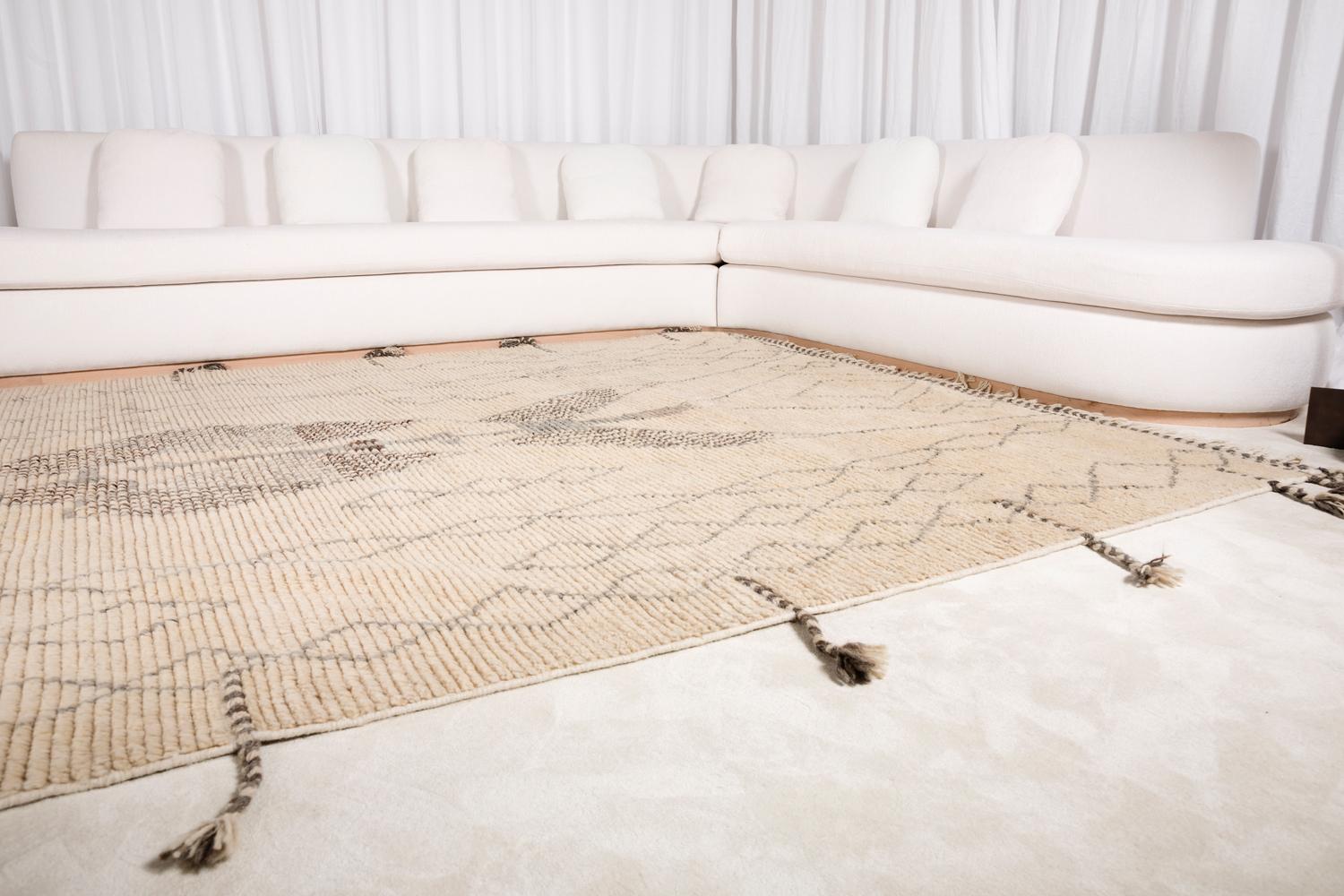 Moderner handgeknüpfter Teppich aus 100% Wolle Hochflor-Texturen Weiß, Brown & Greige Rafiki im Angebot 11