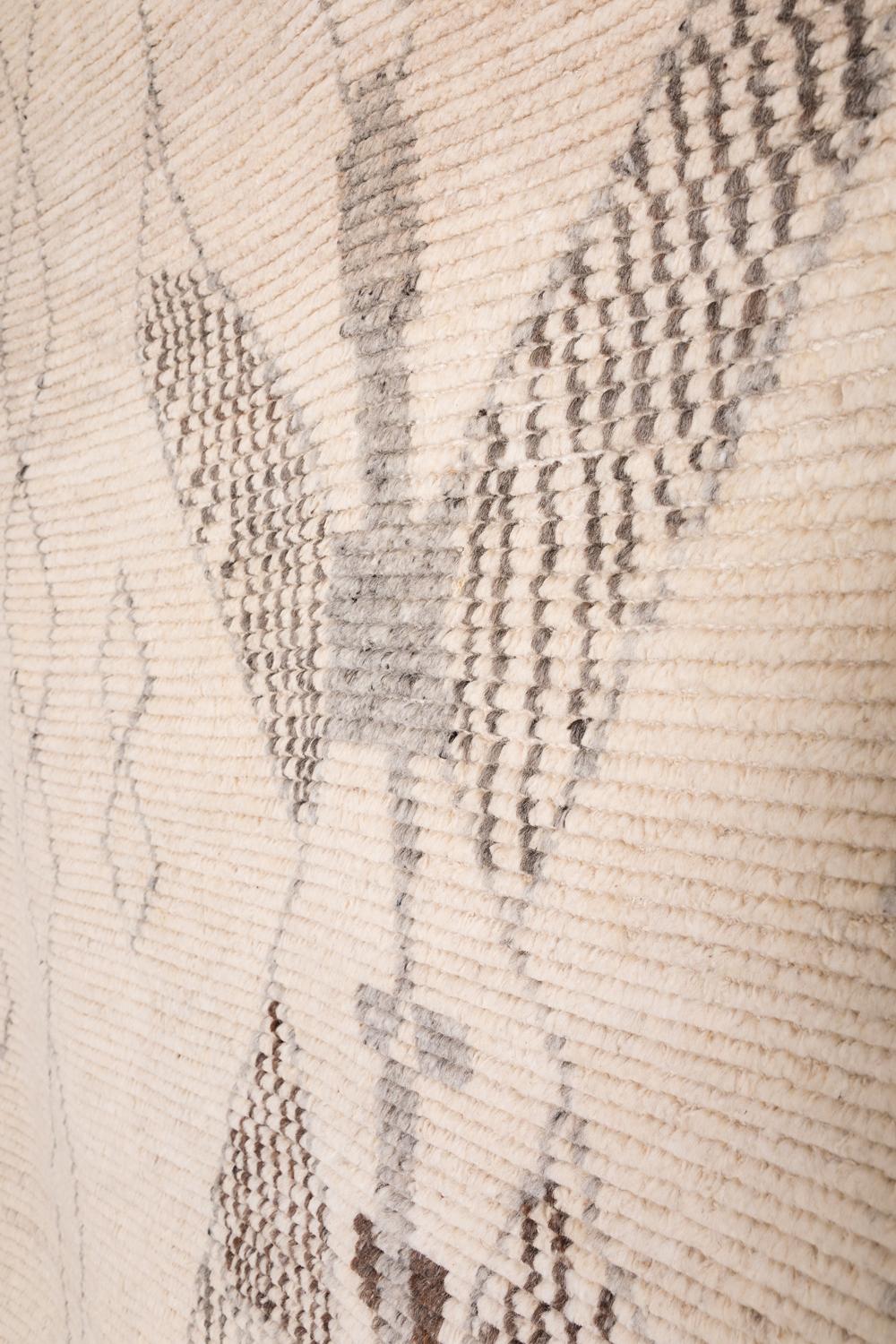 Dieser Teppich wurde von Kunsthandwerkern in Nordindien aus den feinsten Wollgarnen mit einer Dicke von 10 mm von Hand geknüpft.
Jeder Teppich wird mit unregelmäßigen Details handgeknüpft, um schöne Unregelmäßigkeiten zu erzeugen, die jeden Teppich