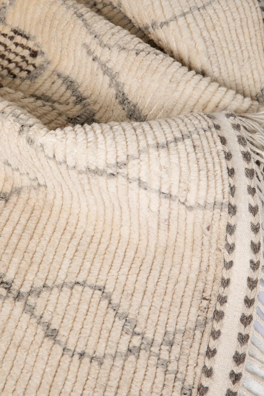 Moderner handgeknüpfter Teppich aus 100% Wolle Hochflor-Texturen Weiß, Brown & Greige Rafiki (Moderne der Mitte des Jahrhunderts) im Angebot
