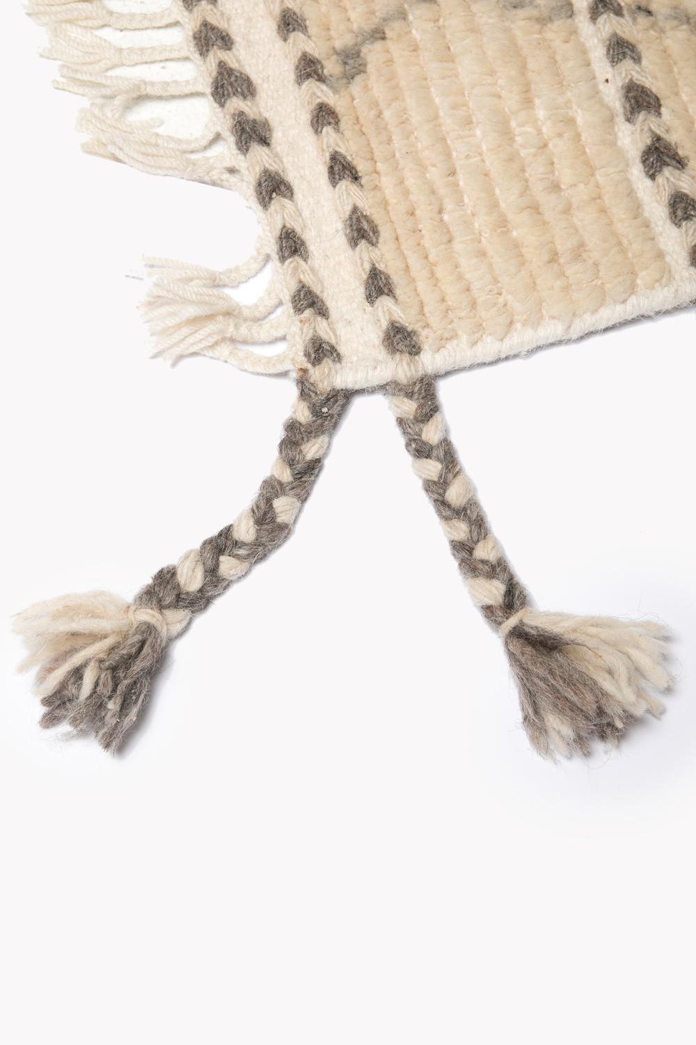 Moderner handgeknüpfter Teppich aus 100% Wolle Hochflor-Texturen Weiß, Brown & Greige Rafiki (Handgeknüpft) im Angebot