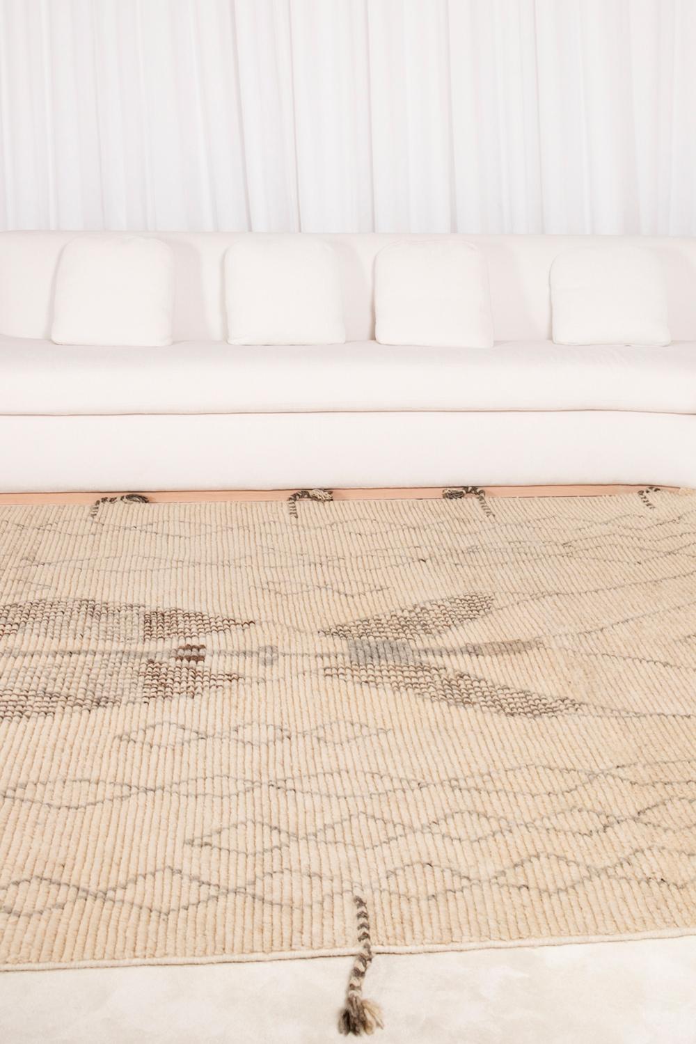 Moderner handgeknüpfter Teppich aus 100% Wolle Hochflor-Texturen Weiß, Brown & Greige Rafiki (21. Jahrhundert und zeitgenössisch) im Angebot