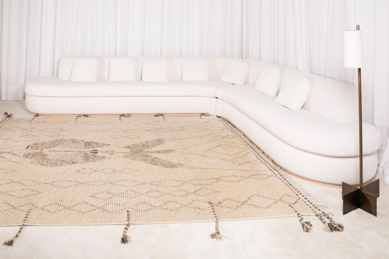 Moderner handgeknüpfter Teppich aus 100% Wolle Hochflor-Texturen Weiß, Brown & Greige Rafiki im Angebot 1