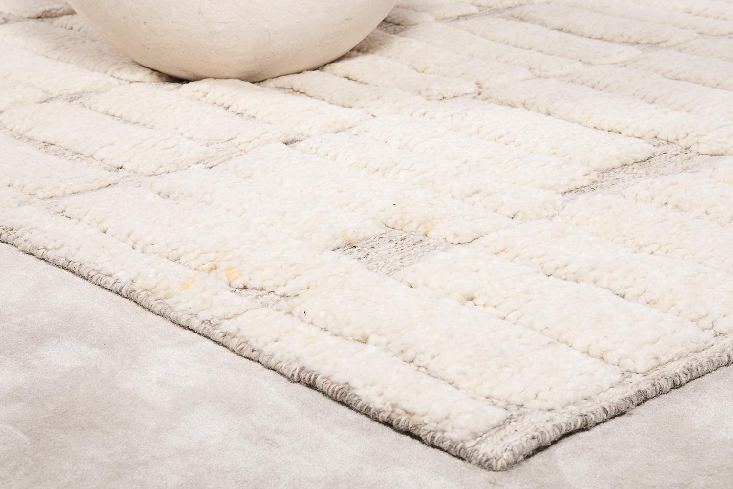 Modern Handknotted 100% Wool Rug High Pile Textures White&Greige Nzuri For Sale 4