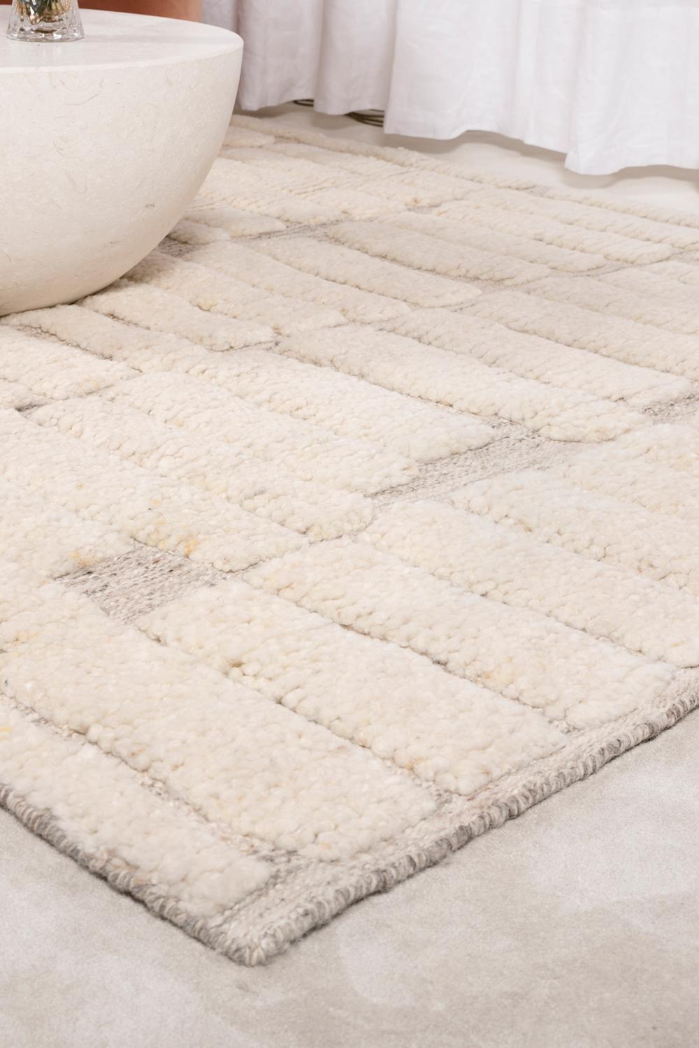 Modern Handknotted 100% Wool Rug High Pile Textures White&Greige Nzuri For Sale 12