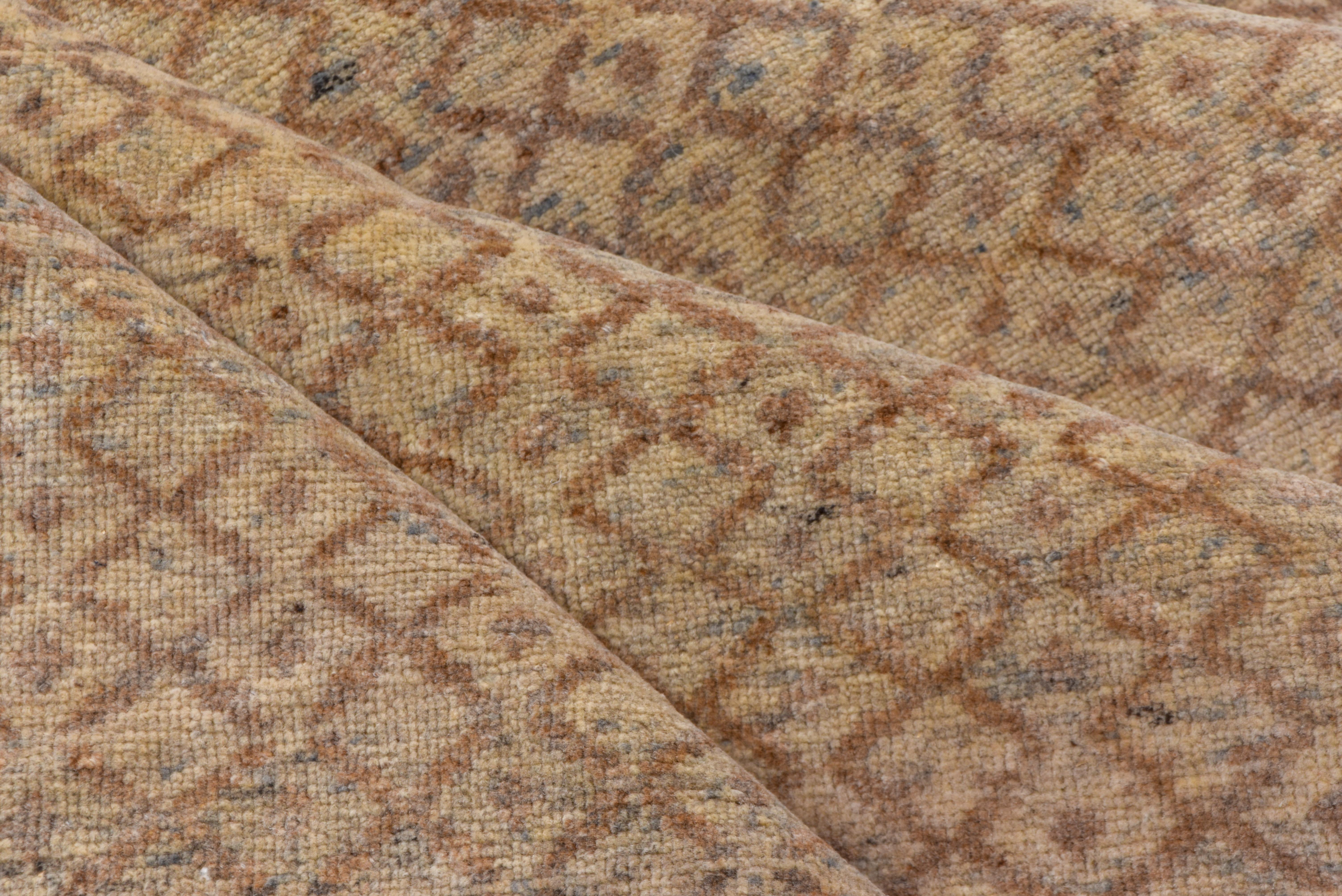The ecru-beige ground is everywhere divided by a medium brown flattened lozenge lattice with small dots in every second column. Sounds rather boring, but actually there is plenty of subtle pattern and abrash variation. All dyes are natural.