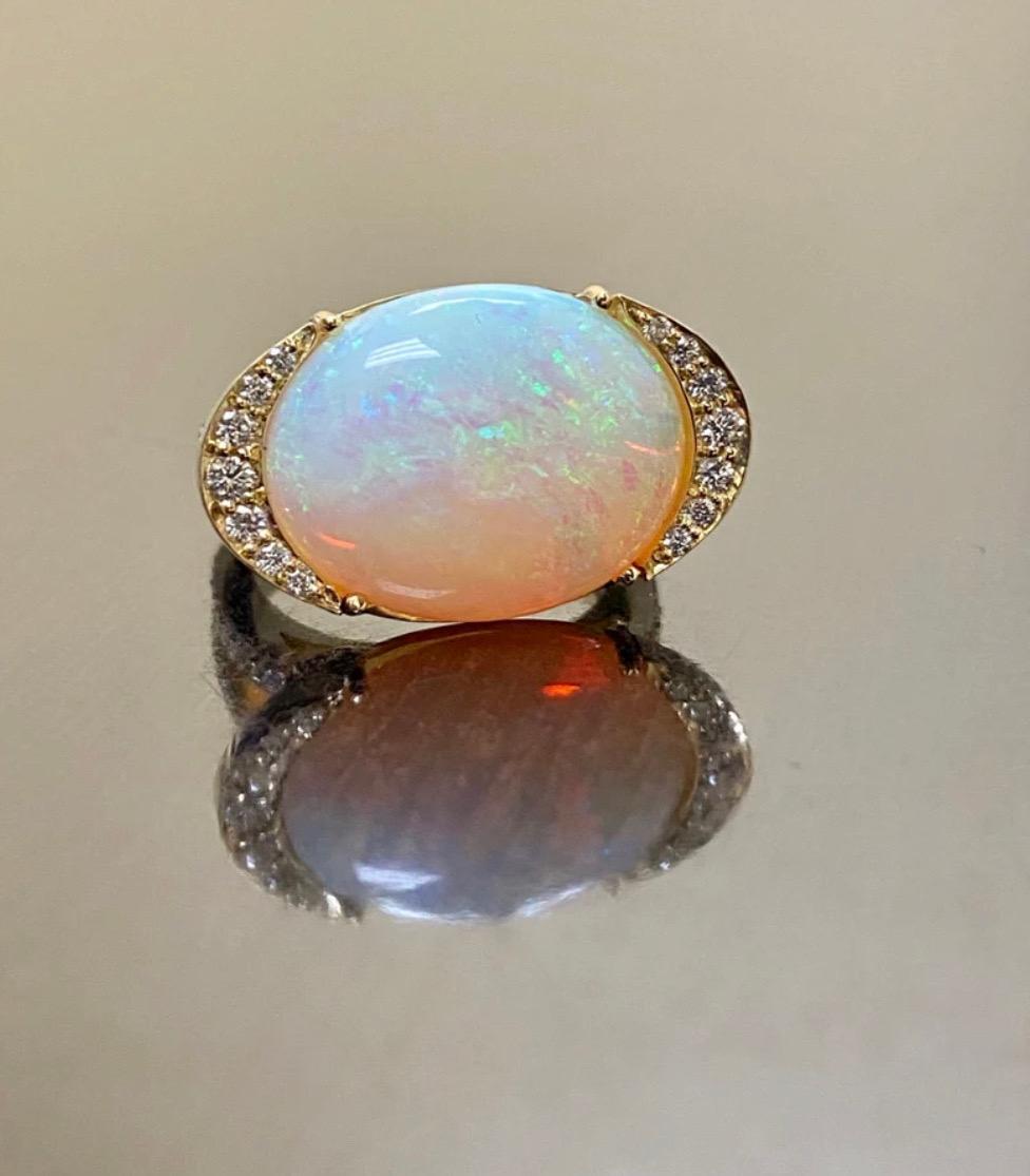 Moderner handgefertigter Diamantring aus 18 Karat Gelbgold mit 10,90 Karat ovalem australischem Opal im Angebot 5