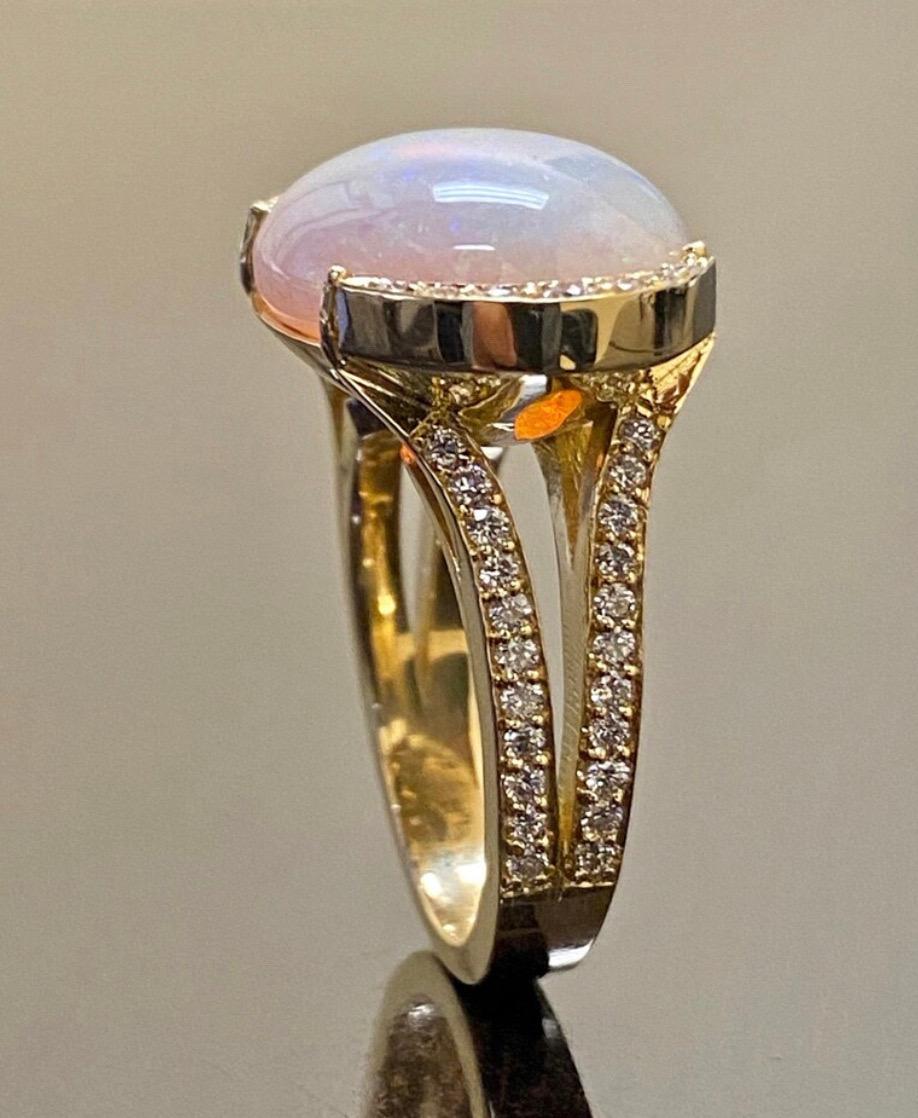 Moderner handgefertigter Diamantring aus 18 Karat Gelbgold mit 10,90 Karat ovalem australischem Opal im Angebot 7