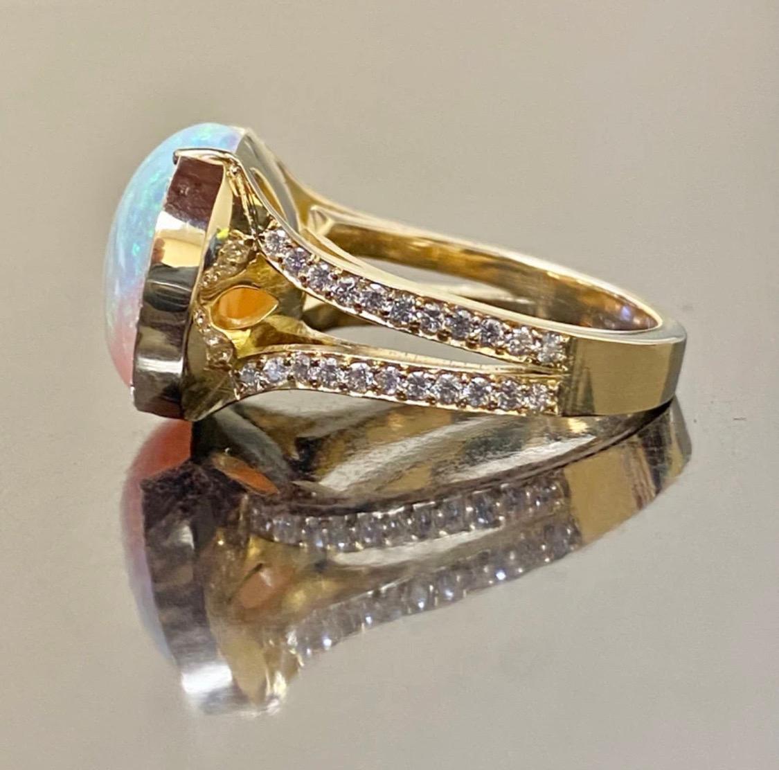 Moderner handgefertigter Diamantring aus 18 Karat Gelbgold mit 10,90 Karat ovalem australischem Opal im Angebot 1