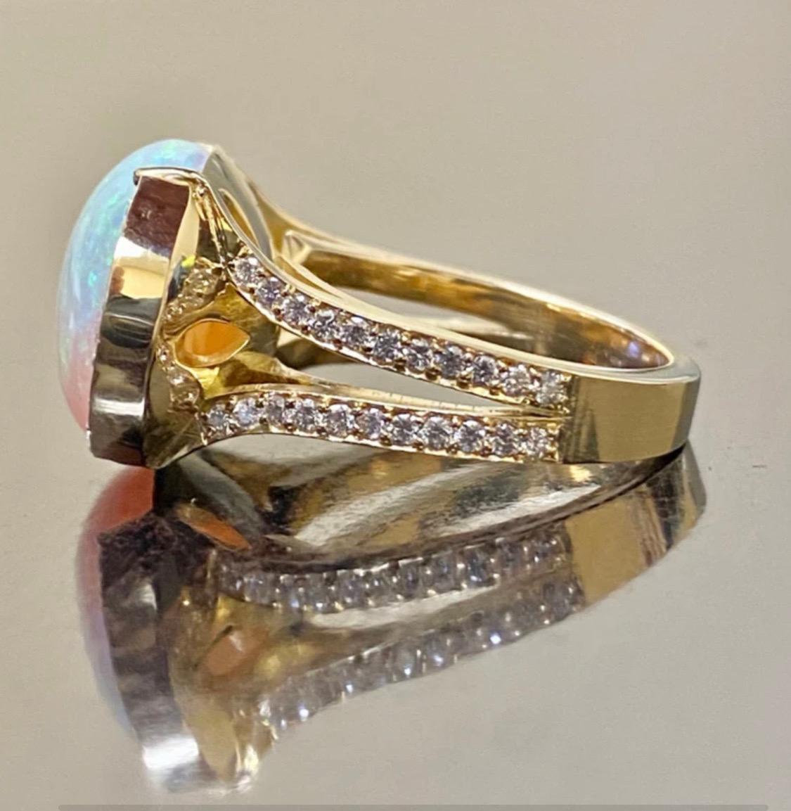 Moderner handgefertigter Diamantring aus 18 Karat Gelbgold mit 10,90 Karat ovalem australischem Opal im Angebot 2