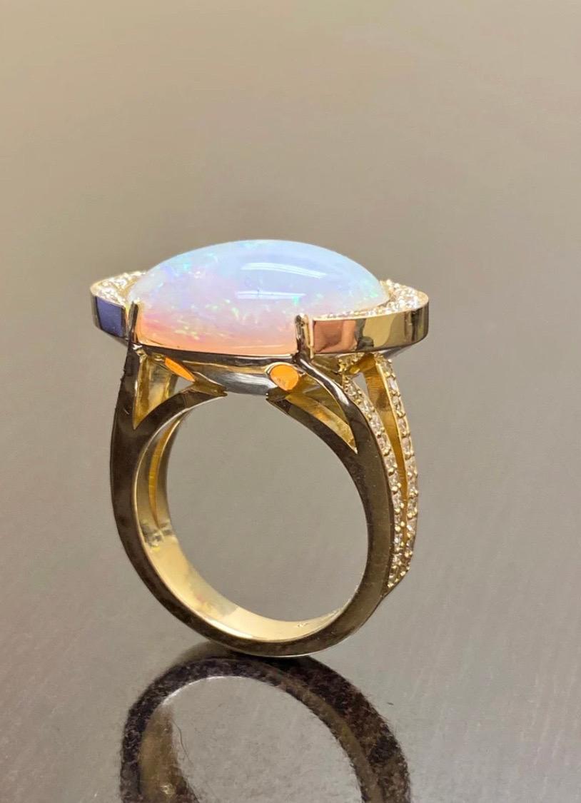 Moderner handgefertigter Diamantring aus 18 Karat Gelbgold mit 10,90 Karat ovalem australischem Opal im Angebot 3