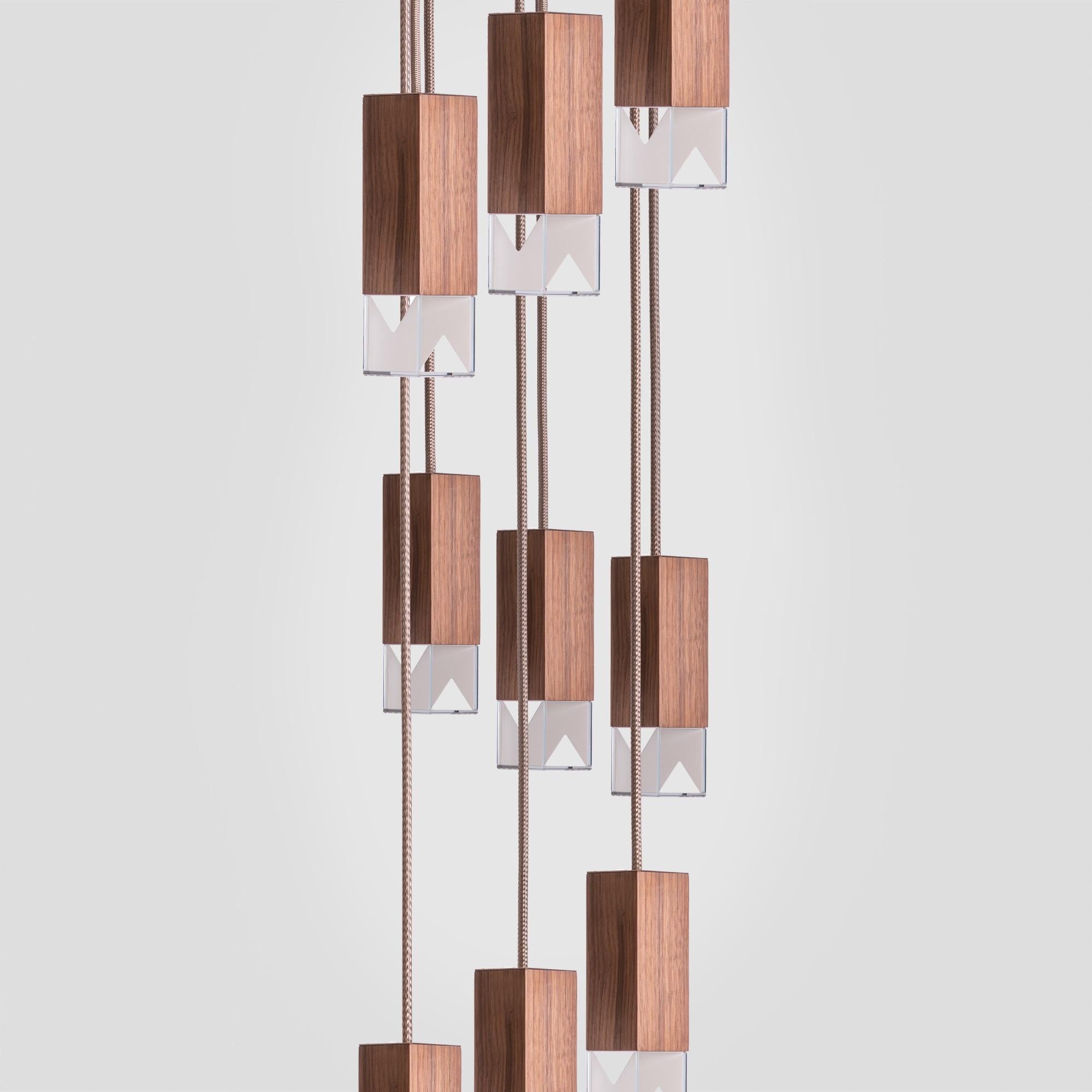 Deckenleuchte mit 9 Lichtern aus Nussbaumholz, handgefertigt in Italien von Formaminima (Moderne) im Angebot