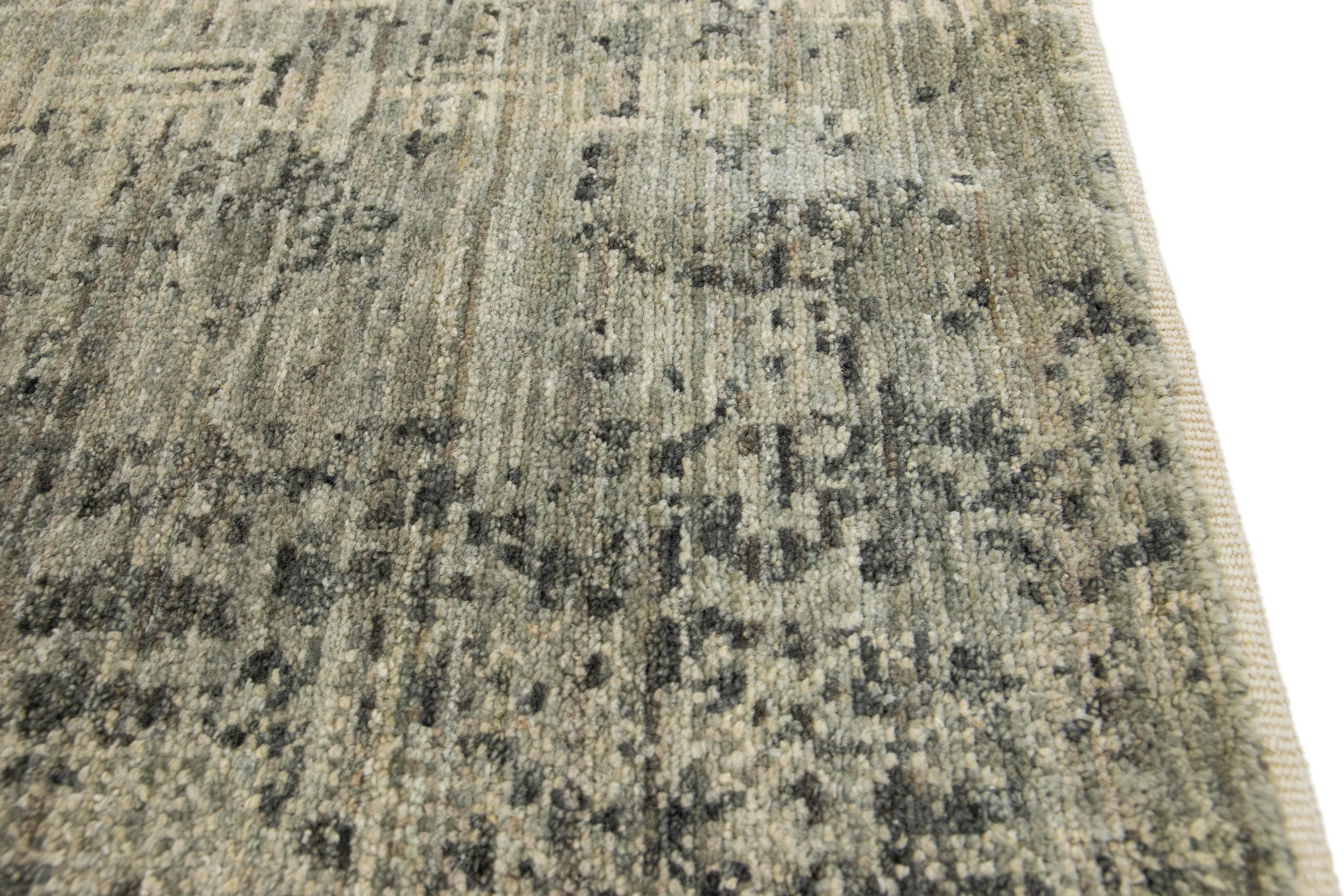 Moderner handgefertigter abstrakter Teppich aus beiger und grauer Wolle (Pakistanisch) im Angebot