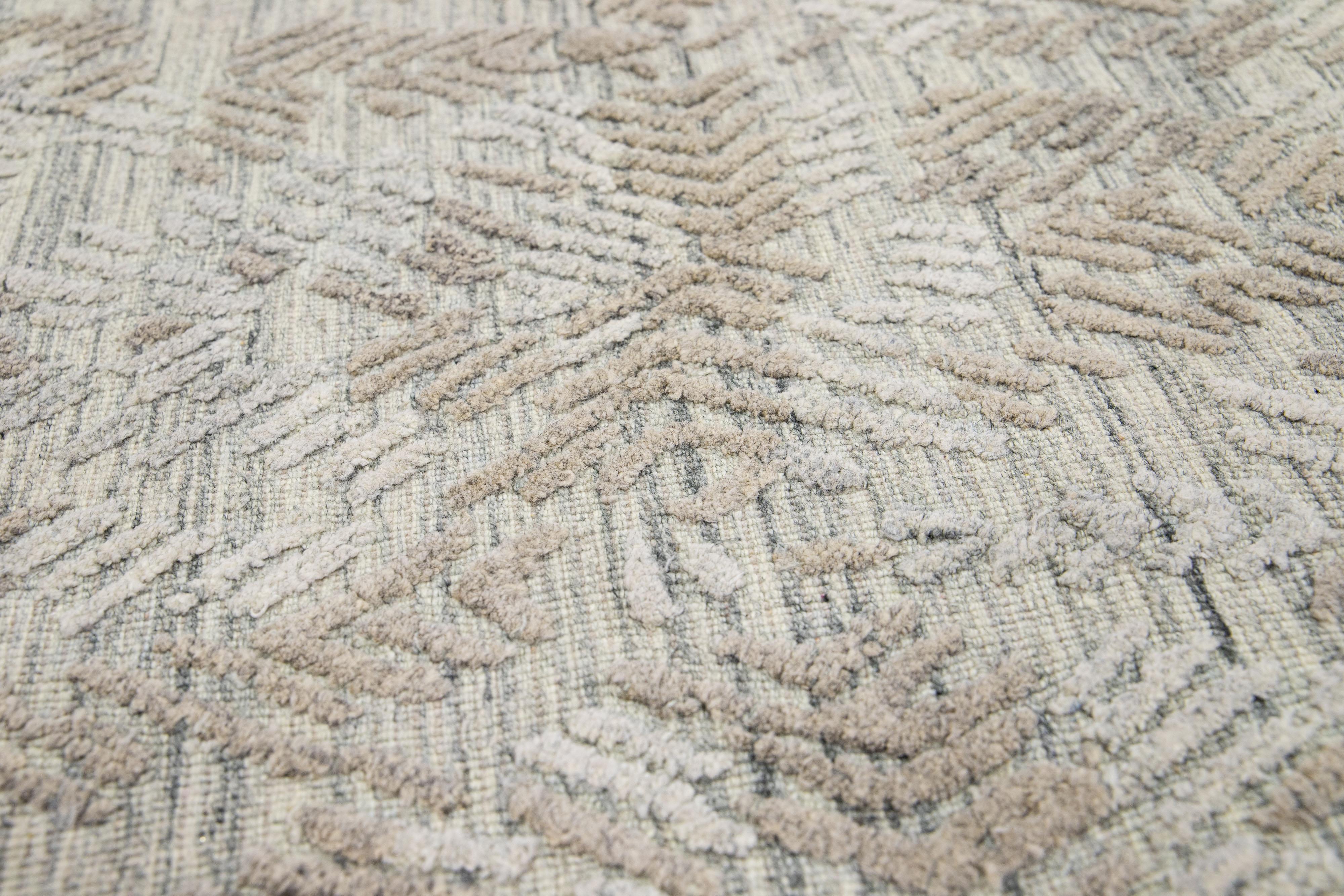 Tappeto personalizzato in lana Modern Abstract di Apadana. Dimensioni e colori personalizzati su ordinazione.

Materiale: 55% Viscosa, 25% Lana e 20% Cotone.
Tecniche: Tessuto a mano
Stile: Moderno.
Tempi di consegna: Disponibile in circa 15-16