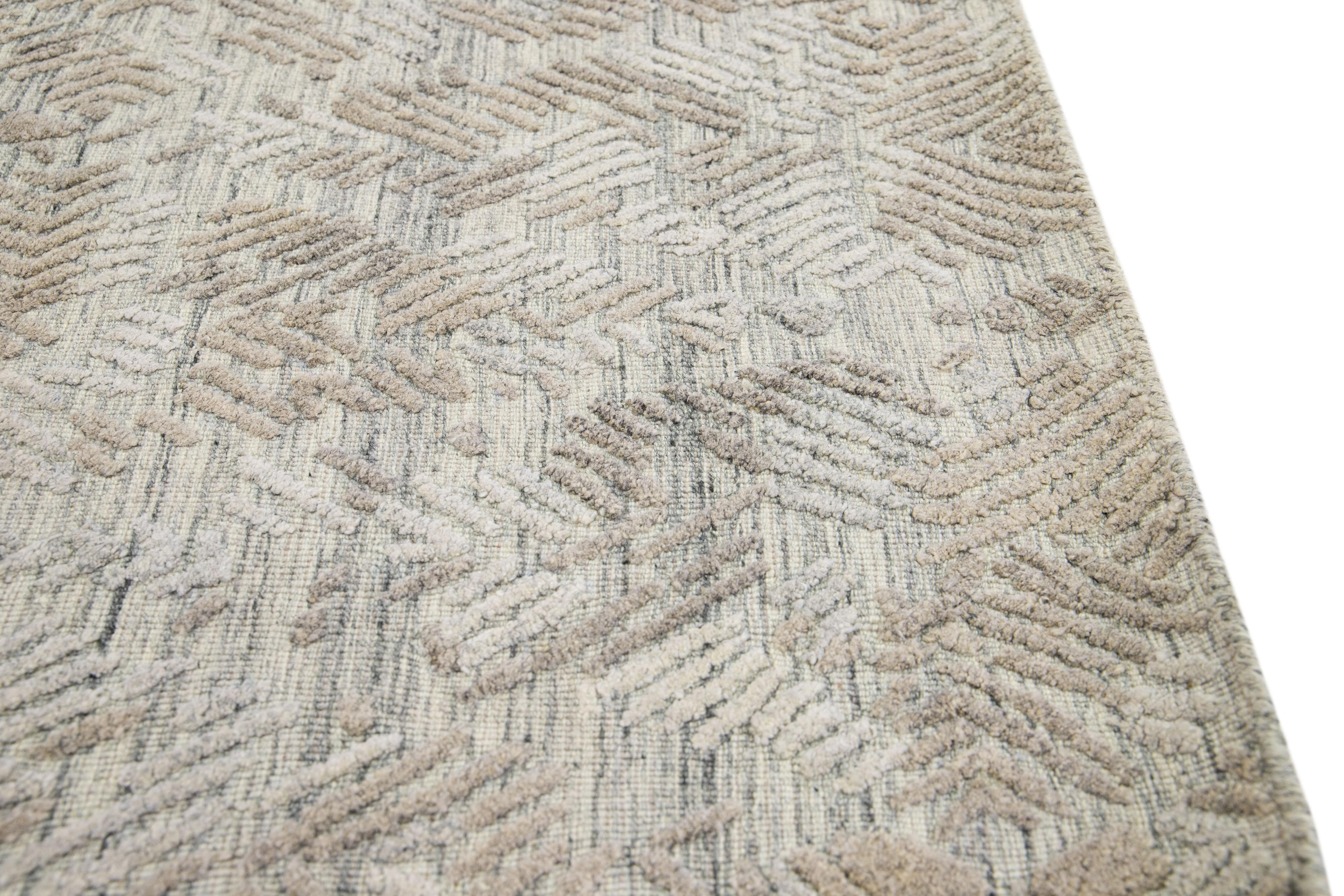 Moderno Tappeto moderno fatto a mano astratto personalizzato in lana beige in vendita