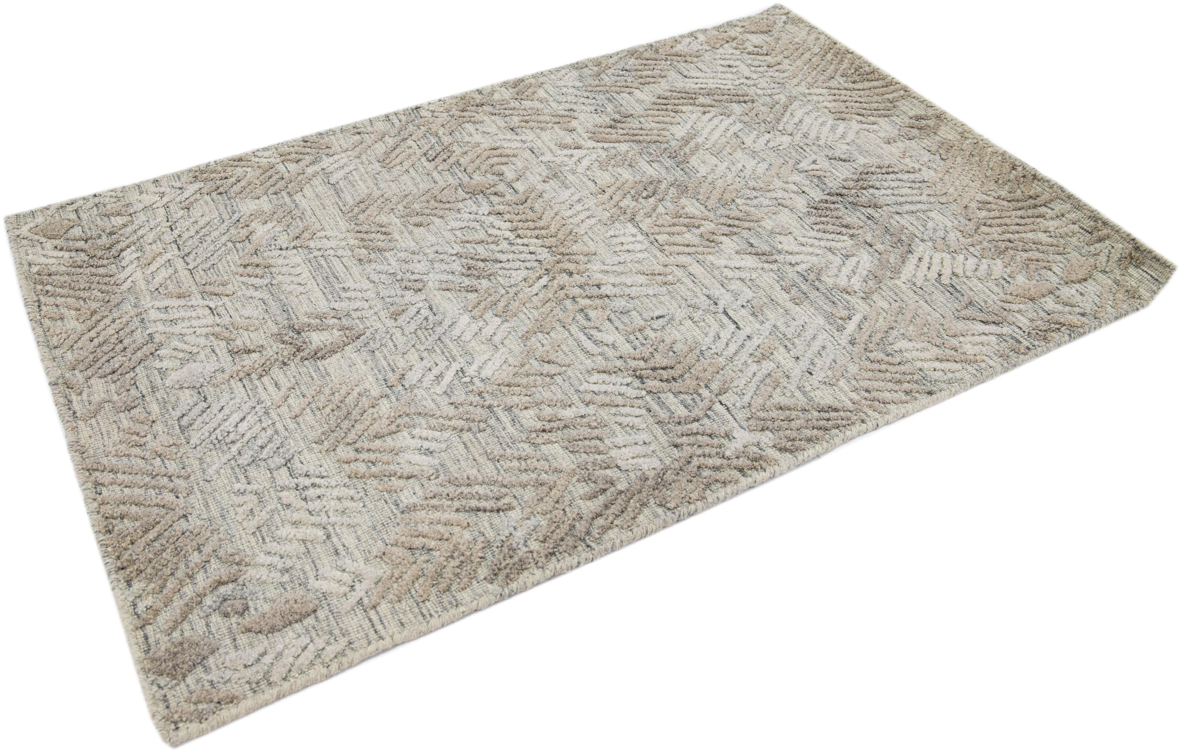 Indiano Tappeto moderno fatto a mano astratto personalizzato in lana beige in vendita
