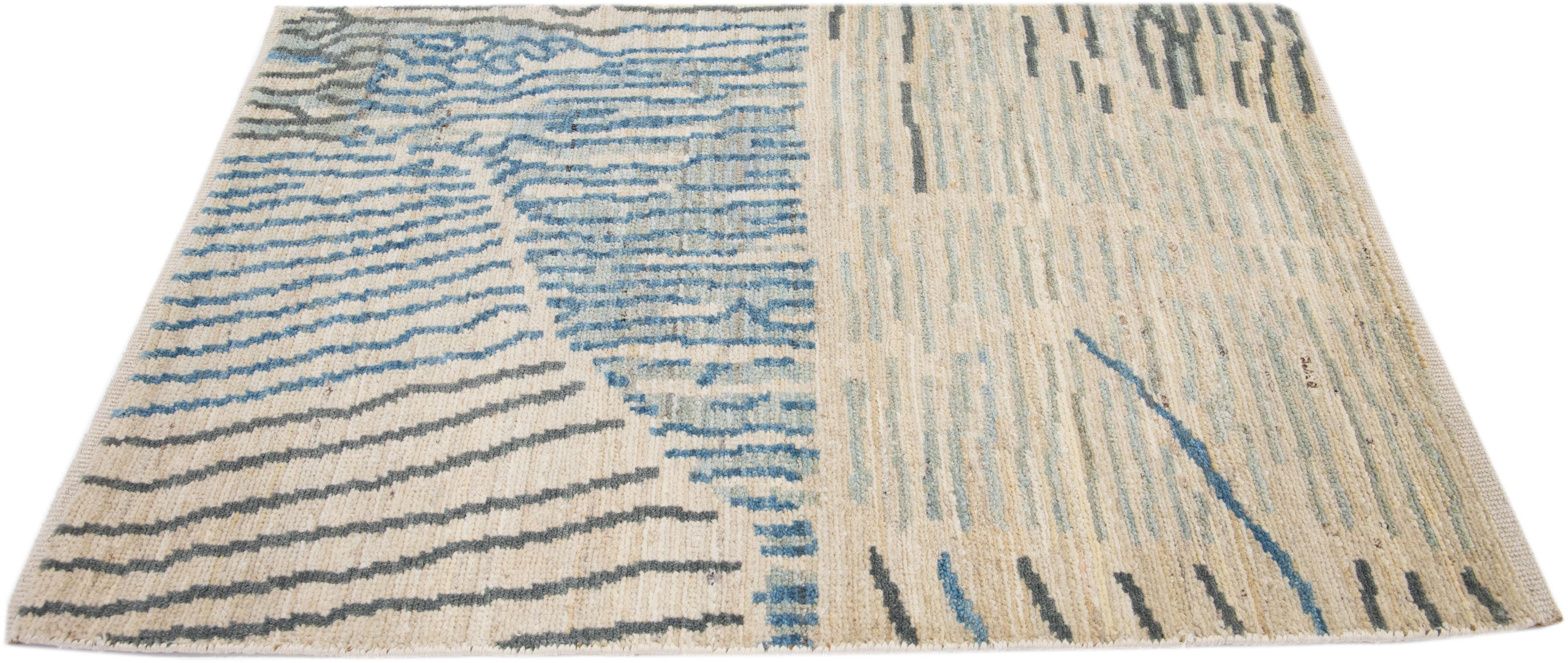 Apadana's Modern Abstract Wollteppich nach Maß. Kundenspezifische Größen und Farben auf Bestellung.

MATERIAL: Wolle.
Techniken: Handgeknüpft.
Stil: Modern.
Vorlaufzeit: Ca. 15-16 Wochen verfügbar.
Farben: Wie abgebildet, andere individuelle Farben