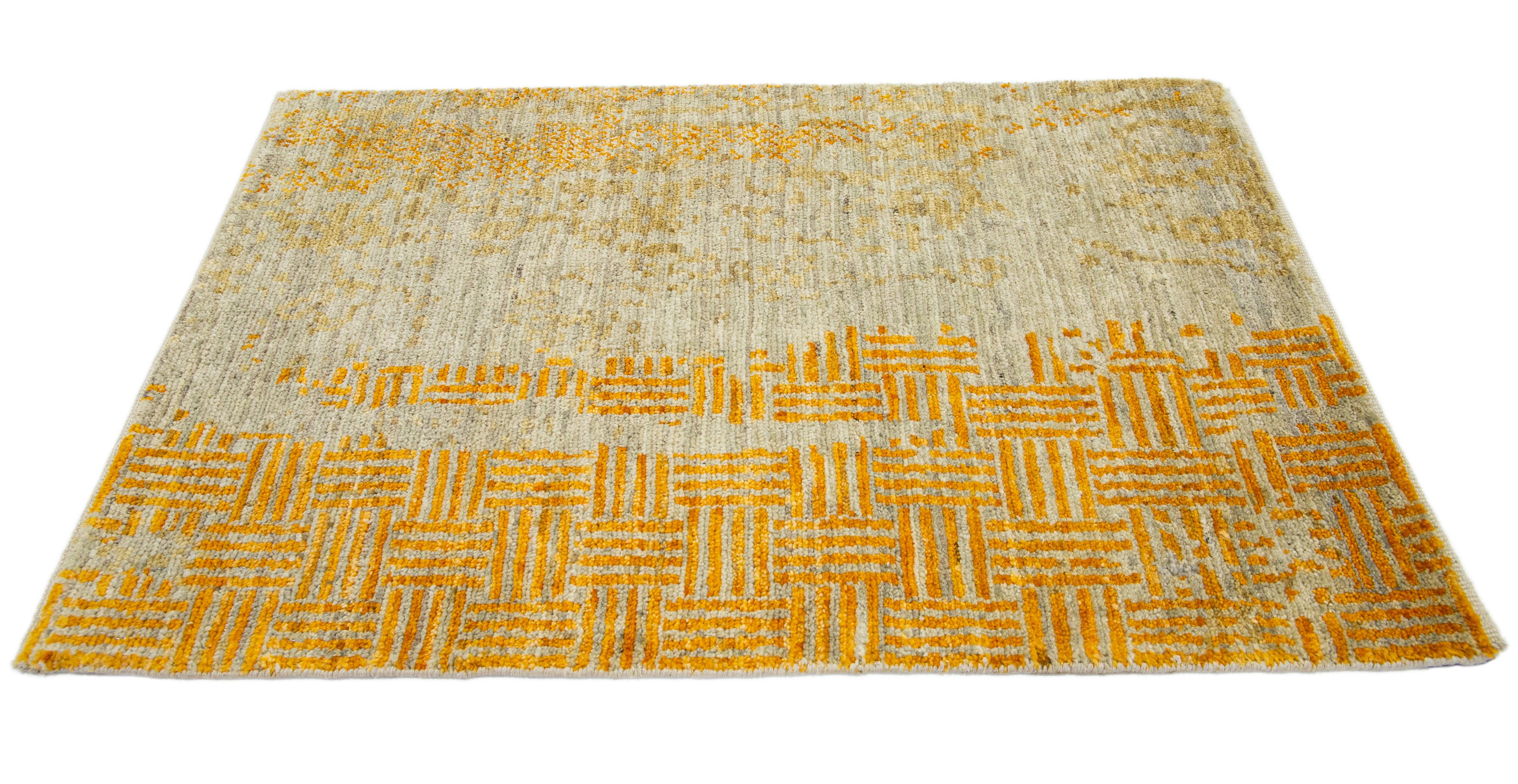 Der moderne Wollteppich von Apadana. Kundenspezifische Größen und Farben auf Bestellung. 

MATERIAL: Wolle 
Techniken: Handgeknüpft
Stil: Modern Abstrakt
Vorlaufzeit: Ca. 15-16 Wochen verfügbar 
Farben: Wie abgebildet, andere individuelle Farben