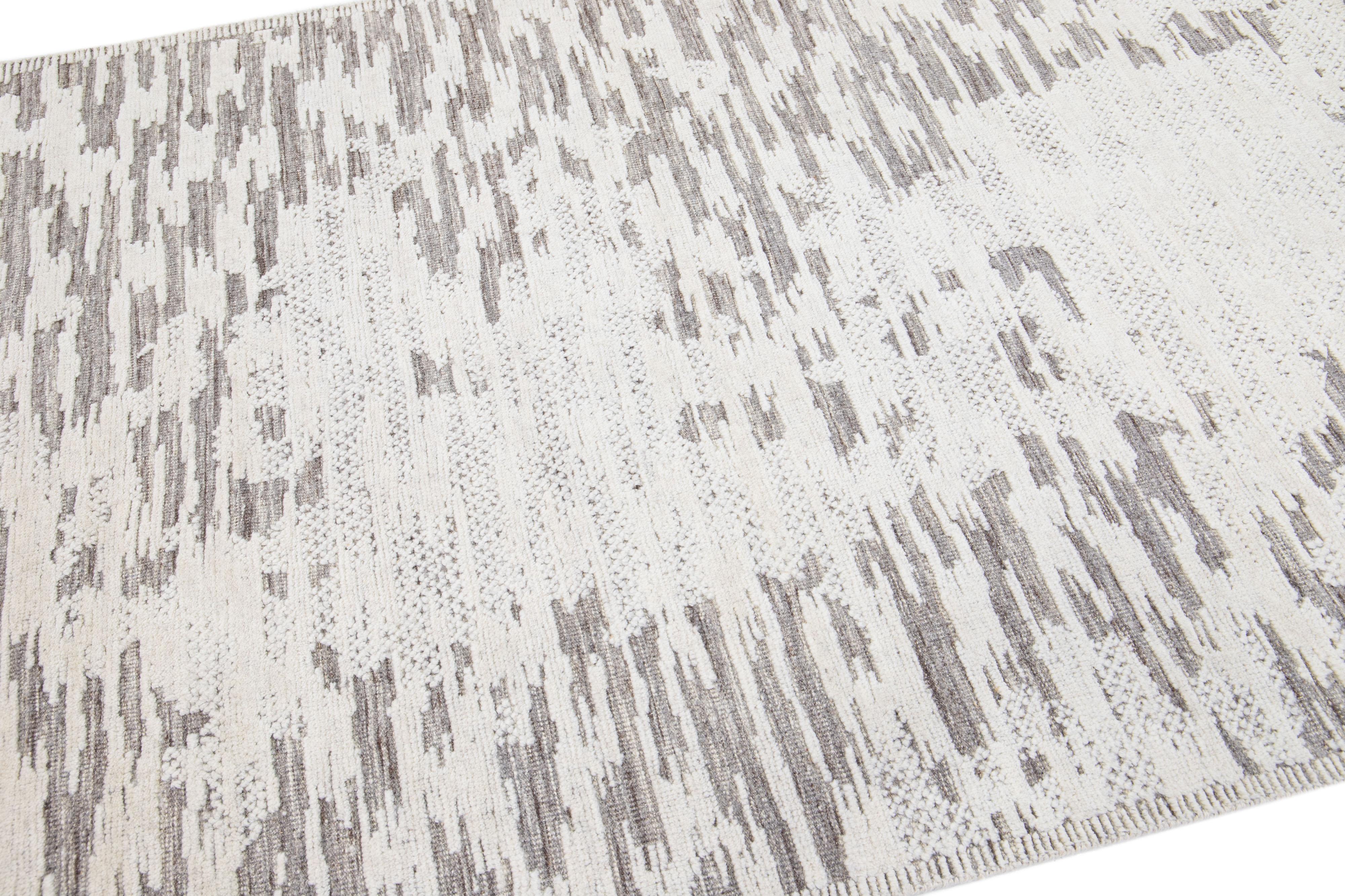 Organique Tapis moderne en laine de style marocain abstrait fait à la main en beige par Apadana en vente