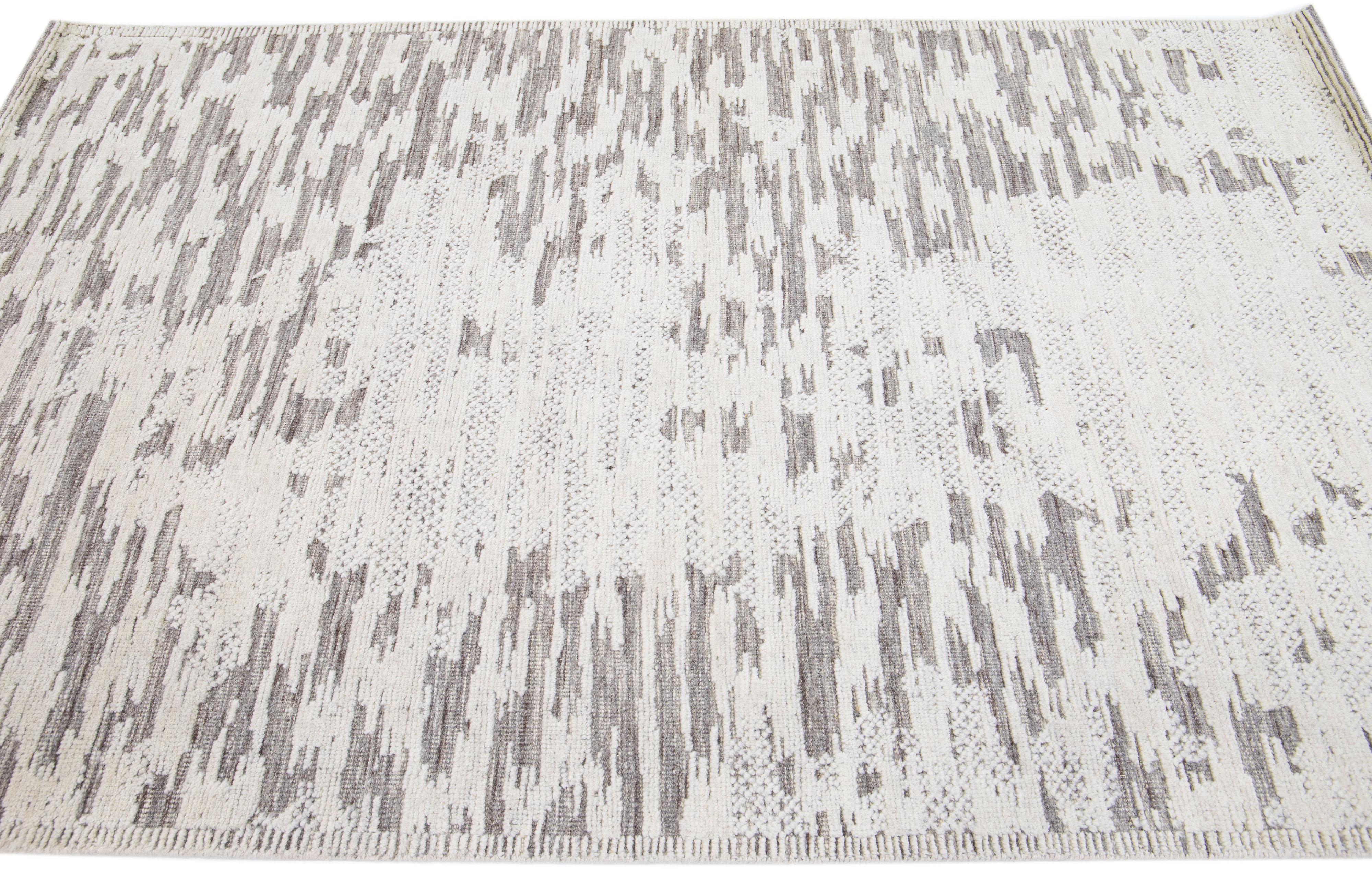 Indien Tapis moderne en laine de style marocain abstrait fait à la main en beige par Apadana en vente