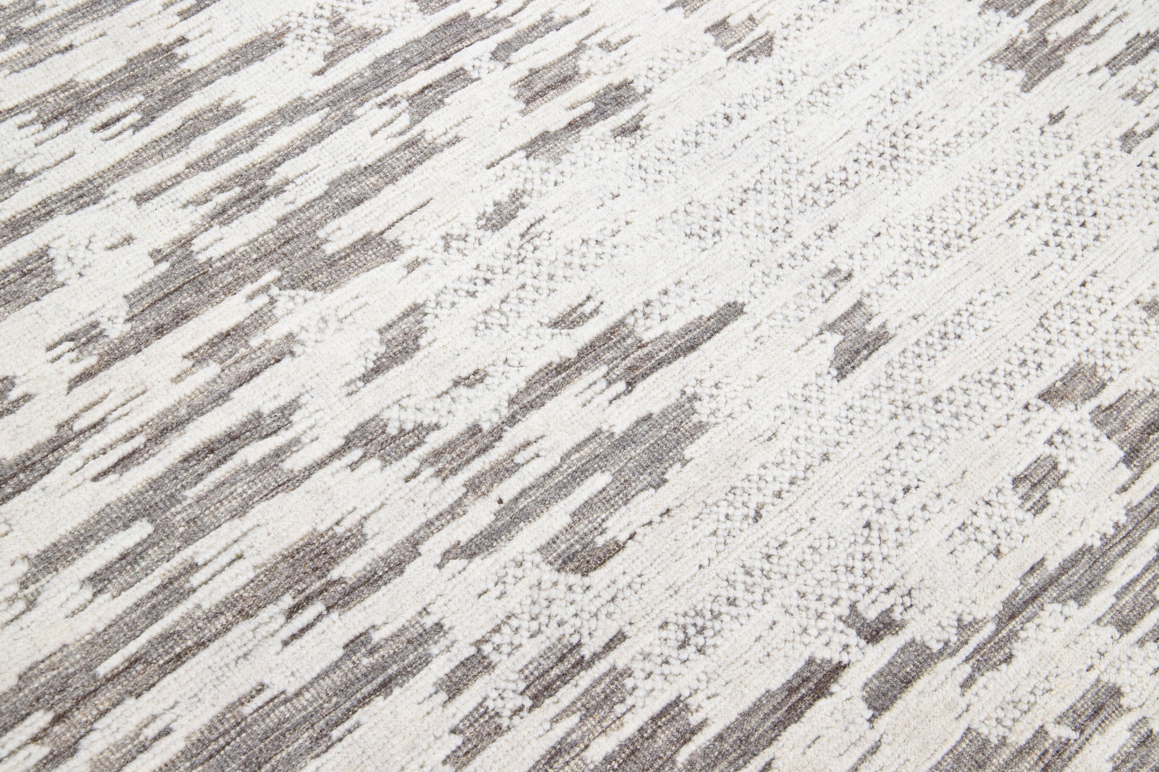 Tapis moderne en laine de style marocain abstrait fait à la main en beige par Apadana Neuf - En vente à Norwalk, CT