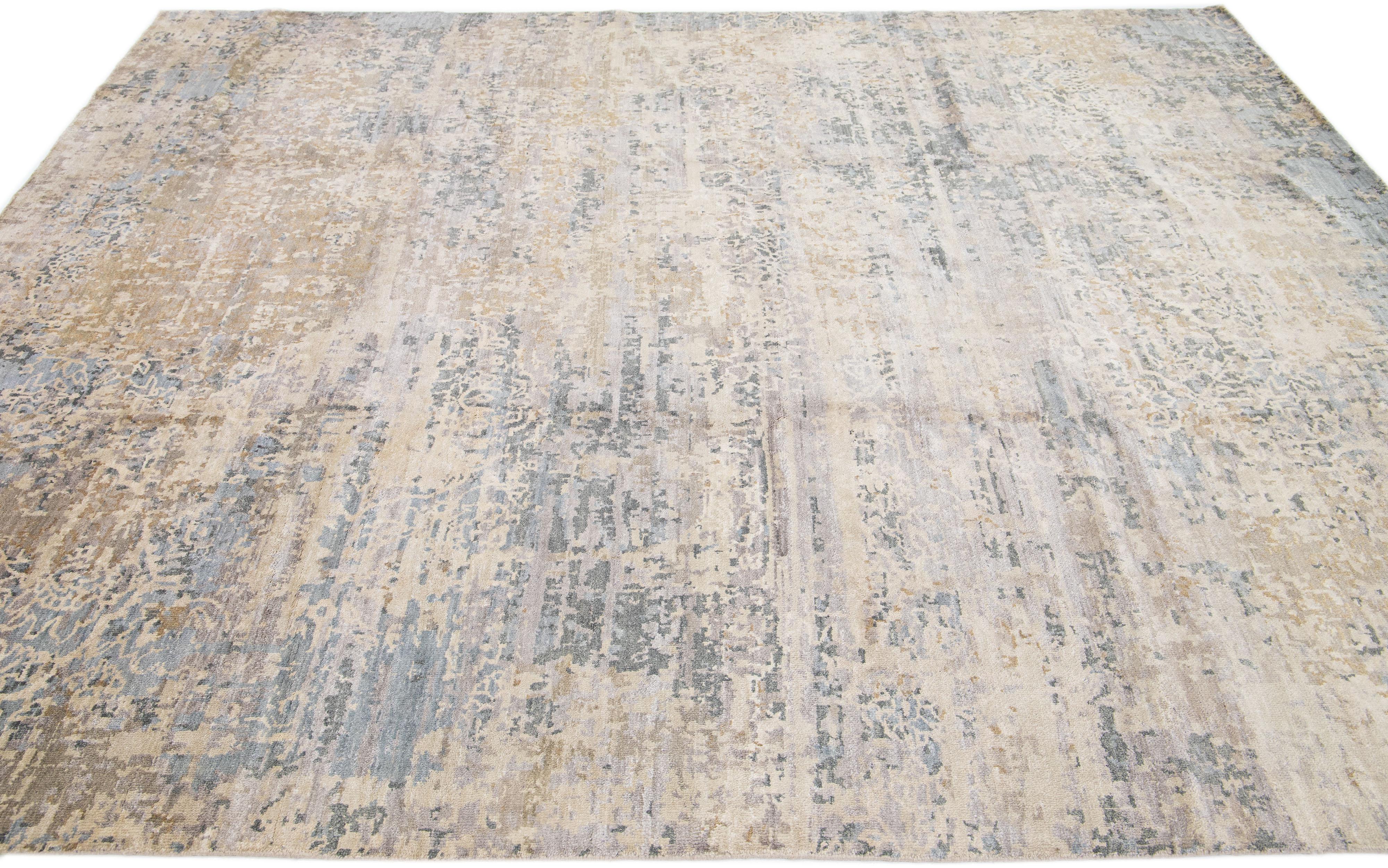 Hand-Knotted Modern Handmade Abstract Wool and Silk Rug in Gray and Beige For Sale