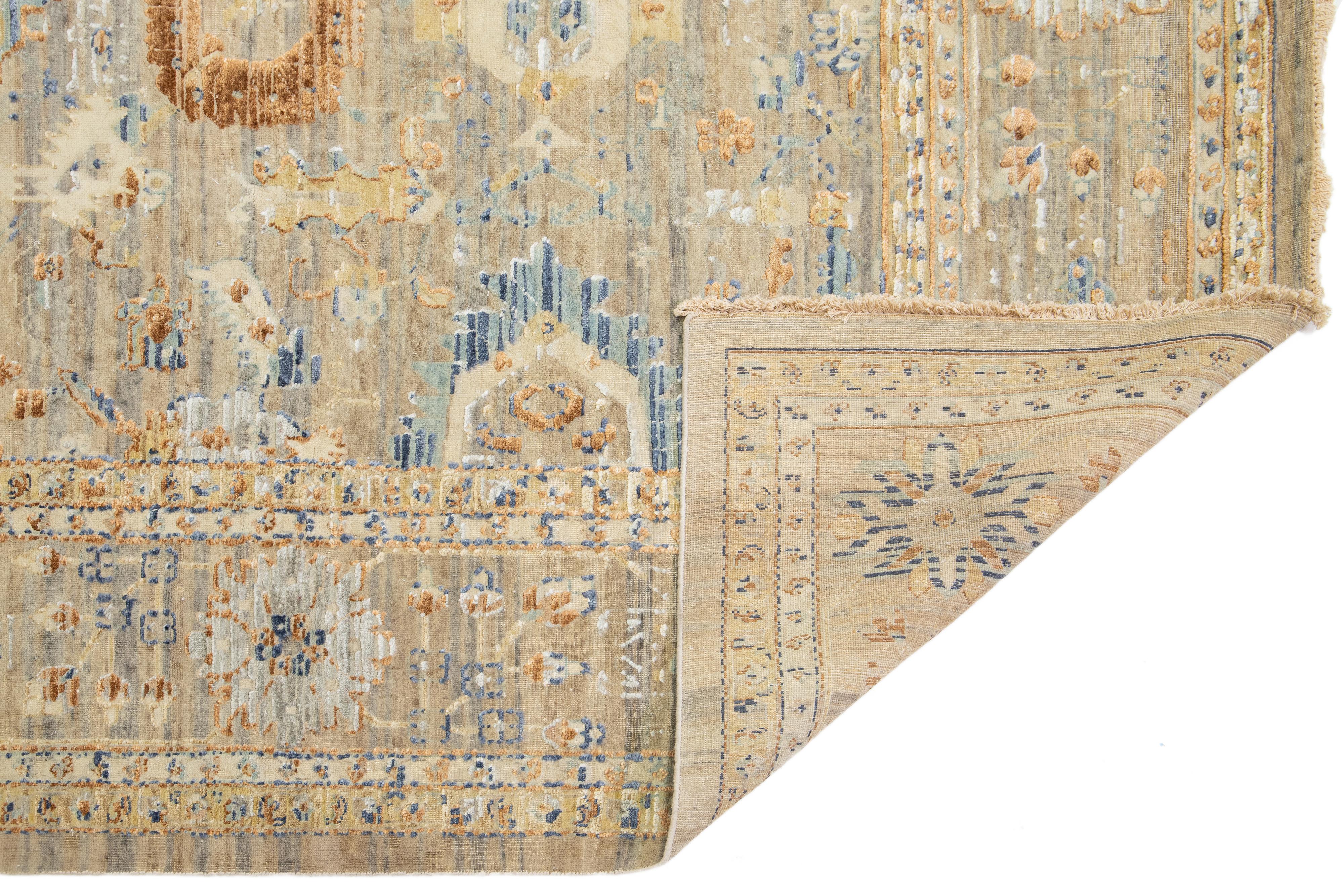 Moderner handgefertigter Apadana's Artisan Collection Indischer Woll- und Seidenteppich in Beige (21. Jahrhundert und zeitgenössisch) im Angebot