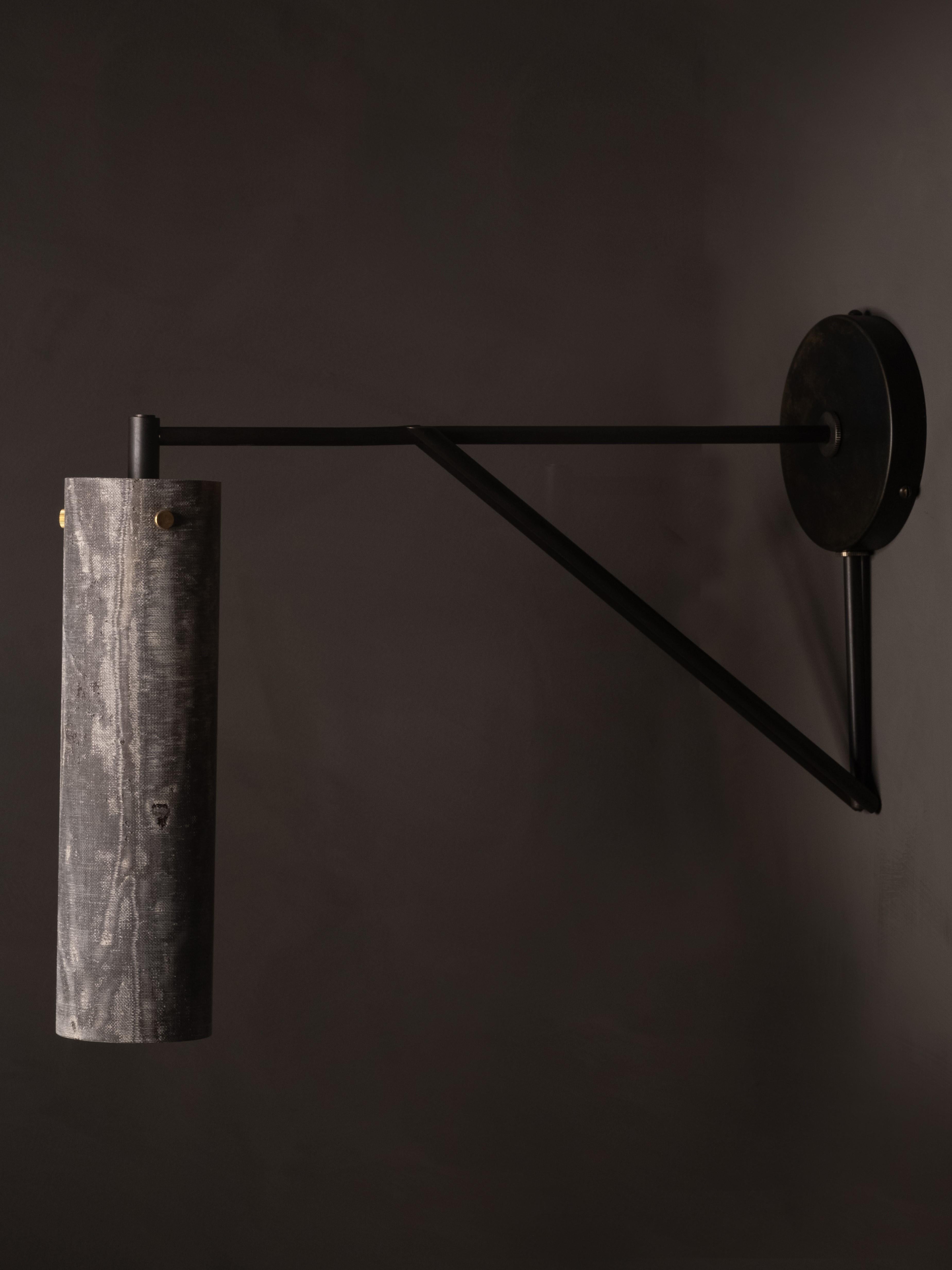 Americano Sconce moderne fatte a mano in lino micarta, ottone annerito di Studio Mutuus in vendita