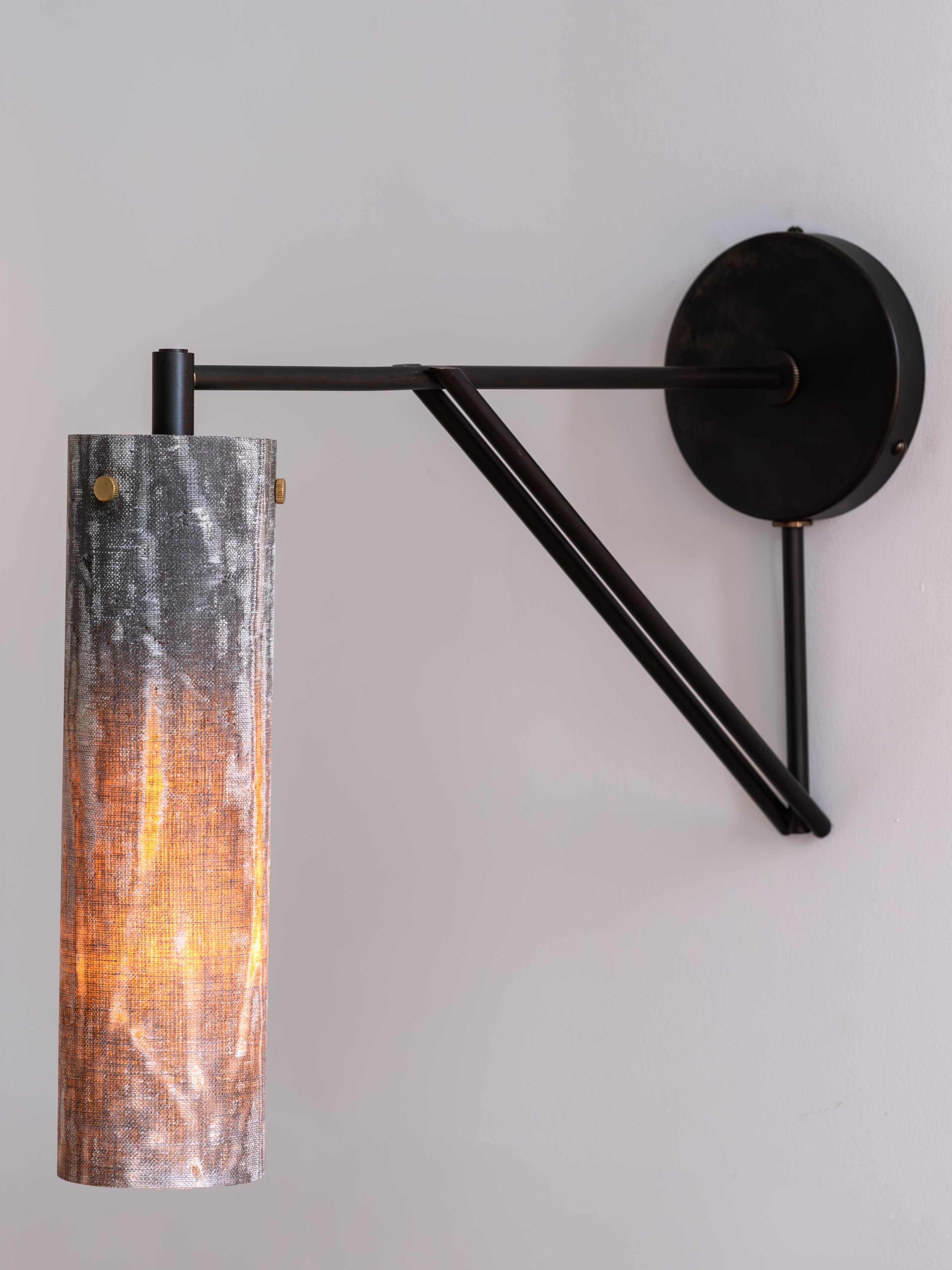 Sconce moderne fatte a mano in lino micarta, ottone annerito di Studio Mutuus in vendita 2