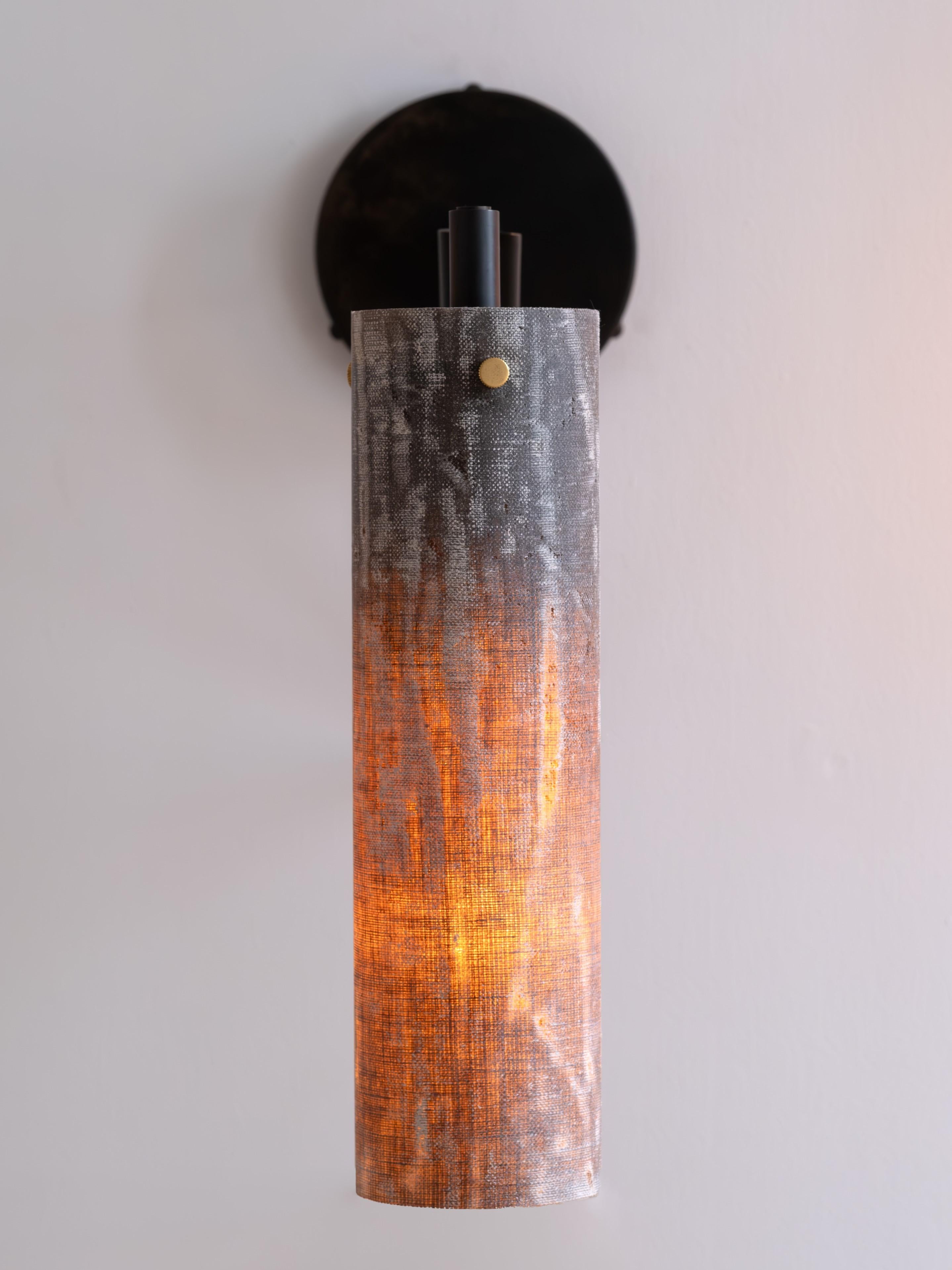 Sconce moderne fatte a mano in lino micarta, ottone annerito di Studio Mutuus in vendita 3