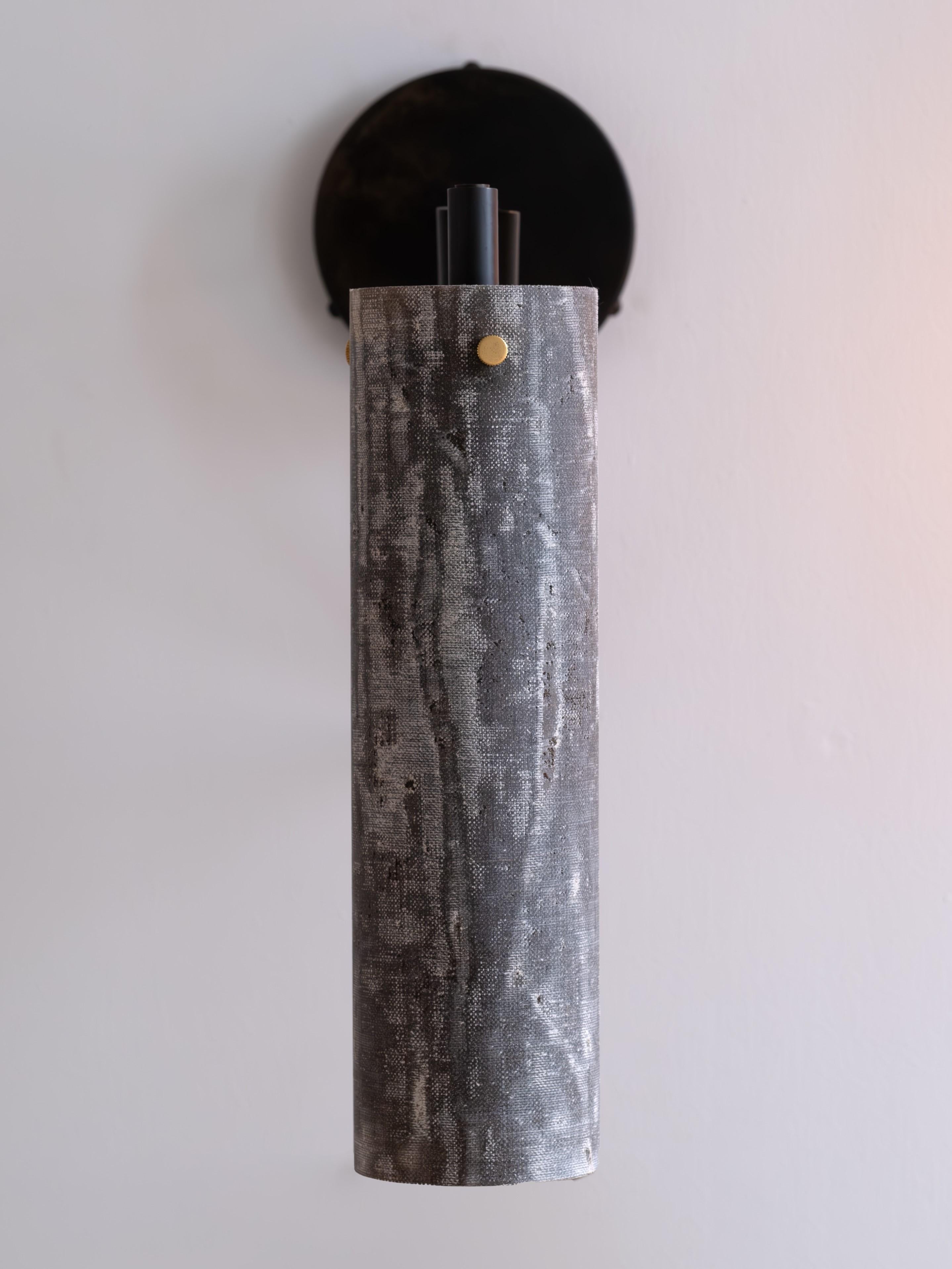 Sconce moderne fatte a mano in lino micarta, ottone annerito di Studio Mutuus in vendita 4