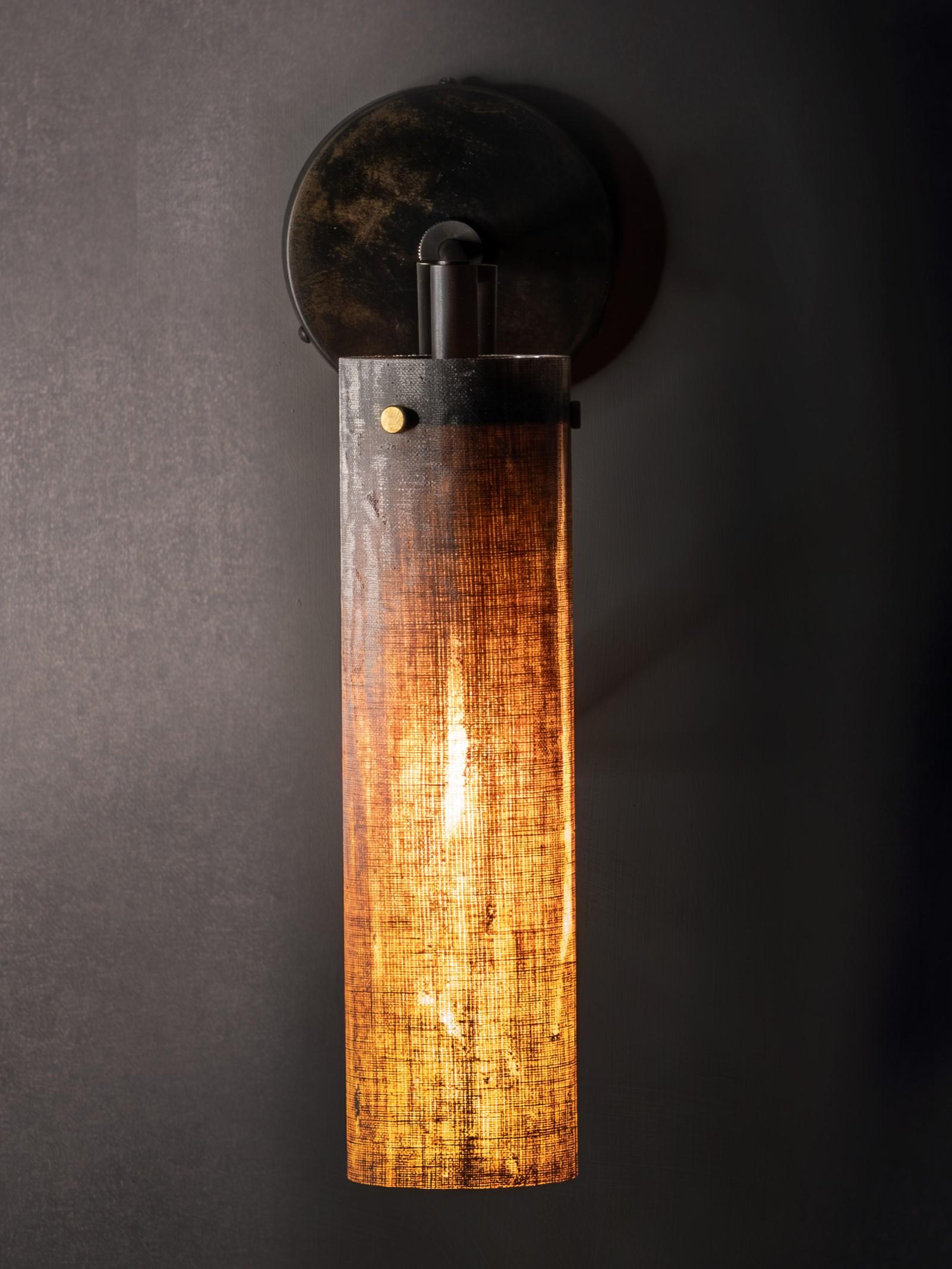 XXI secolo e contemporaneo Sconce moderne fatte a mano in lino micarta, ottone annerito di Studio Mutuus in vendita