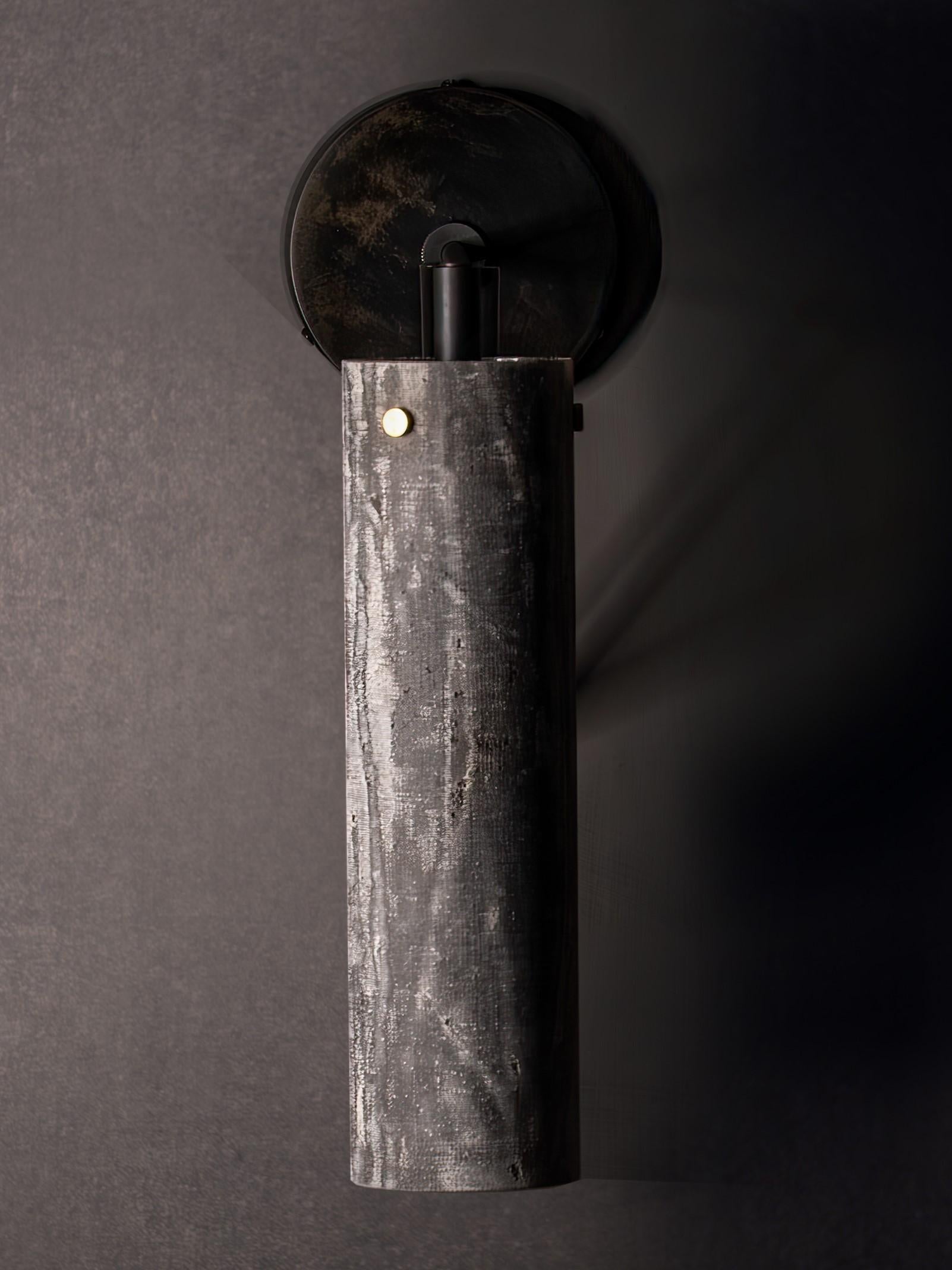 Ottone Sconce moderne fatte a mano in lino micarta, ottone annerito di Studio Mutuus in vendita