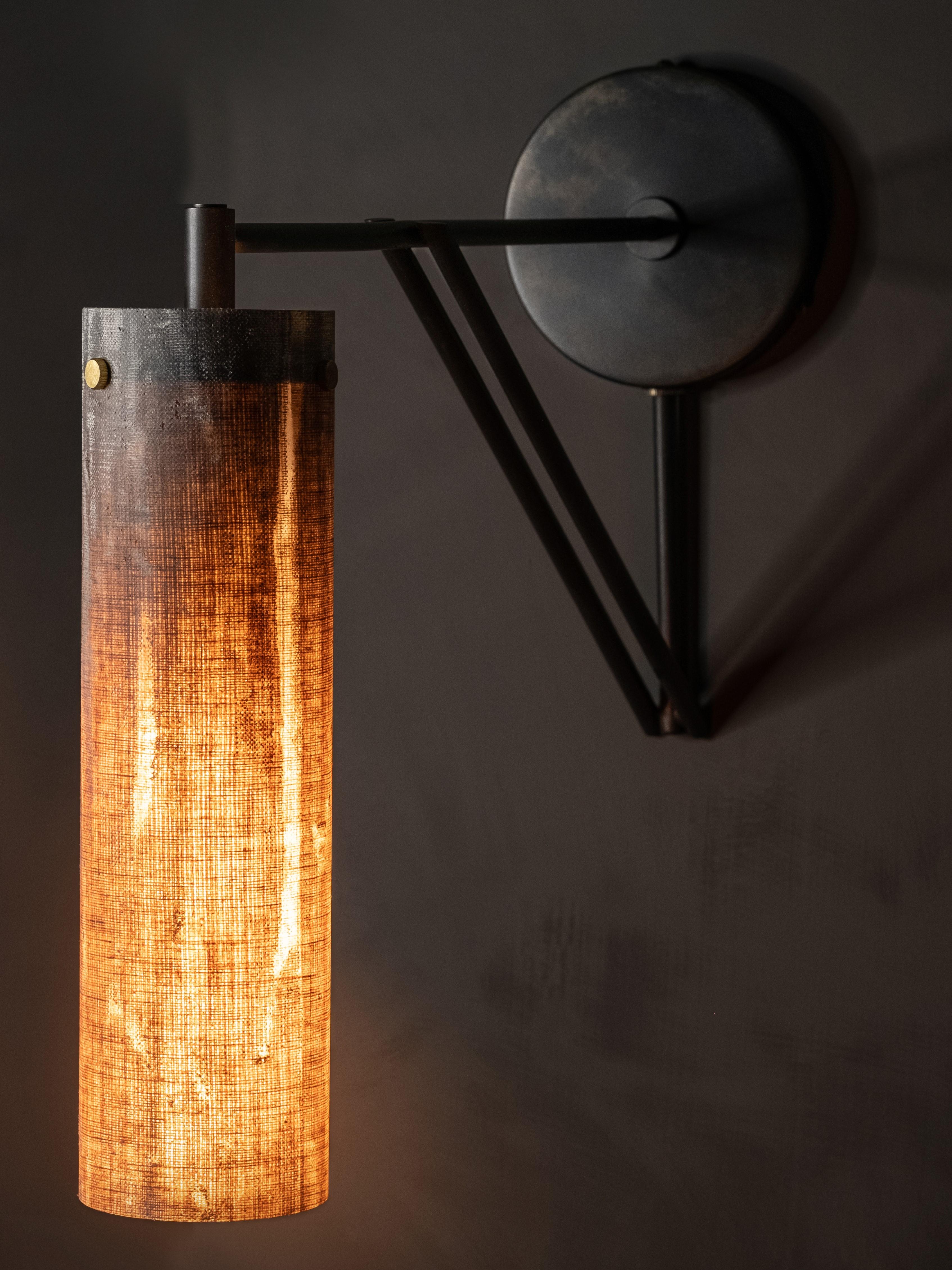 Fatto a mano Sconce moderne fatte a mano in lino micarta, ottone annerito di Studio Mutuus in vendita