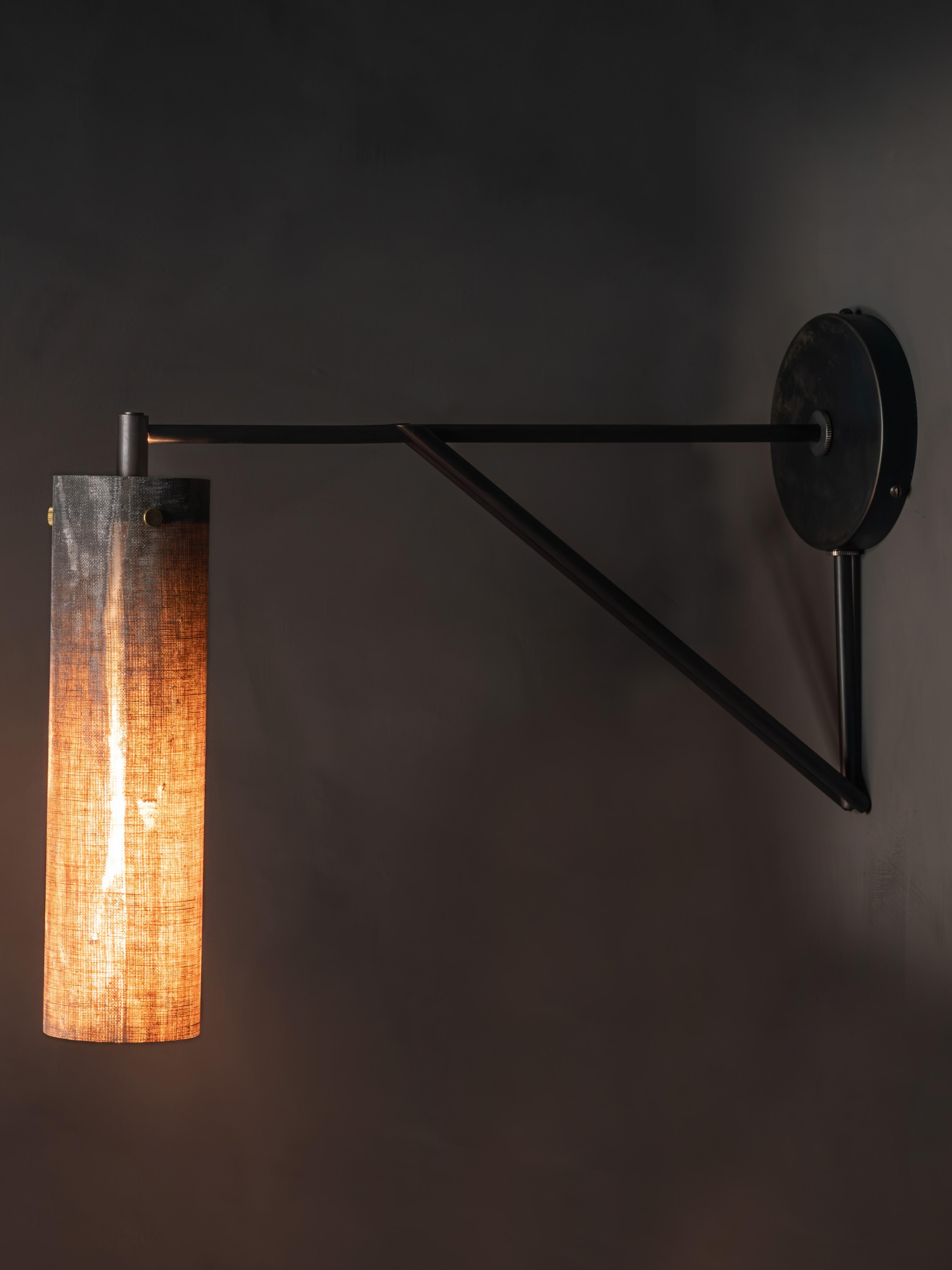 Moderno Sconce moderne fatte a mano in lino micarta, ottone annerito di Studio Mutuus in vendita