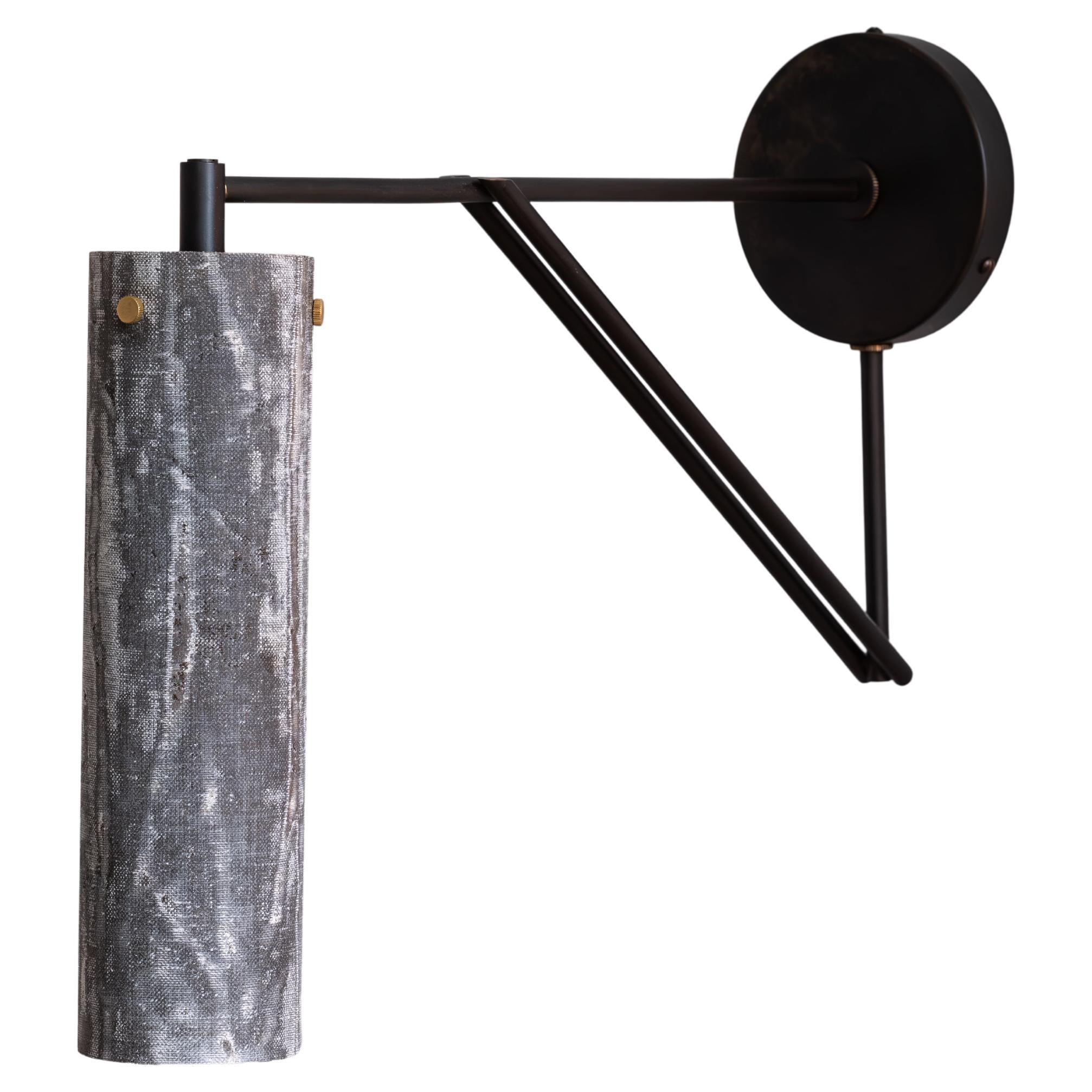 La Tikal Armed Sconce è riconoscibile per il nostro caratteristico paralume in micarta, realizzato a mano in lino e resina. 
Il paralume leggero produce una luce soffusa e un interesse visivo sia da acceso che da spento.  Il paralume cilindrico