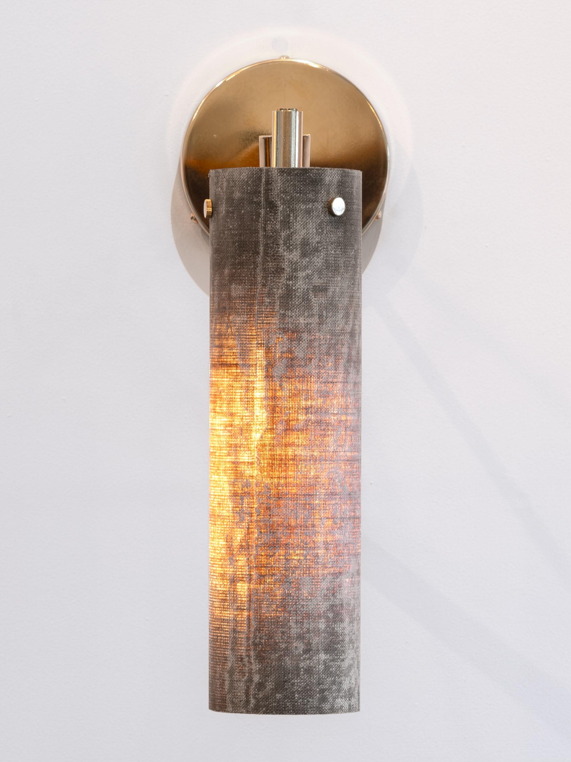 Sconce moderne fatte a mano in lino e micarta, ottone lucido di Studio Mutuus in vendita 2