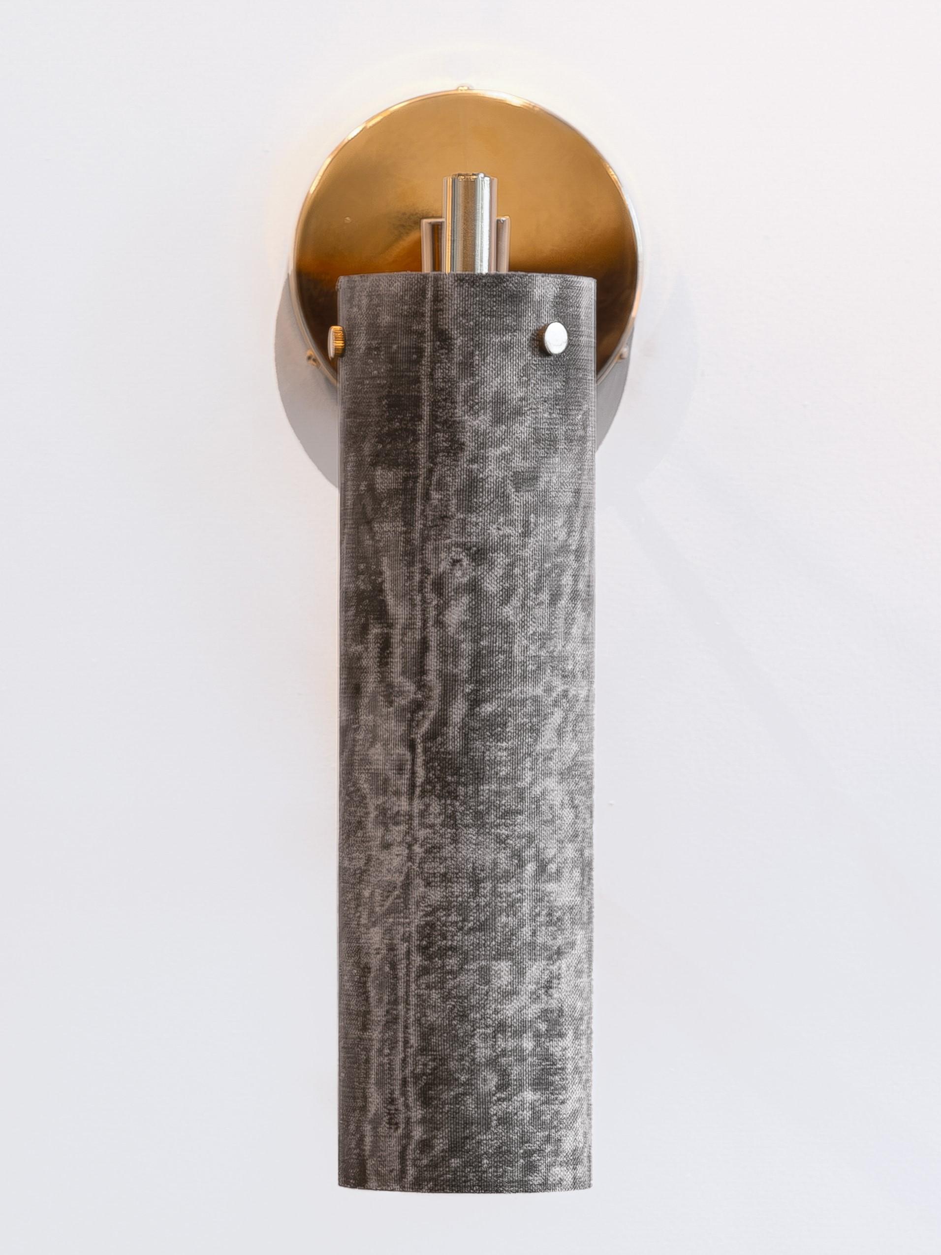 Sconce moderne fatte a mano in lino e micarta, ottone lucido di Studio Mutuus in vendita 3
