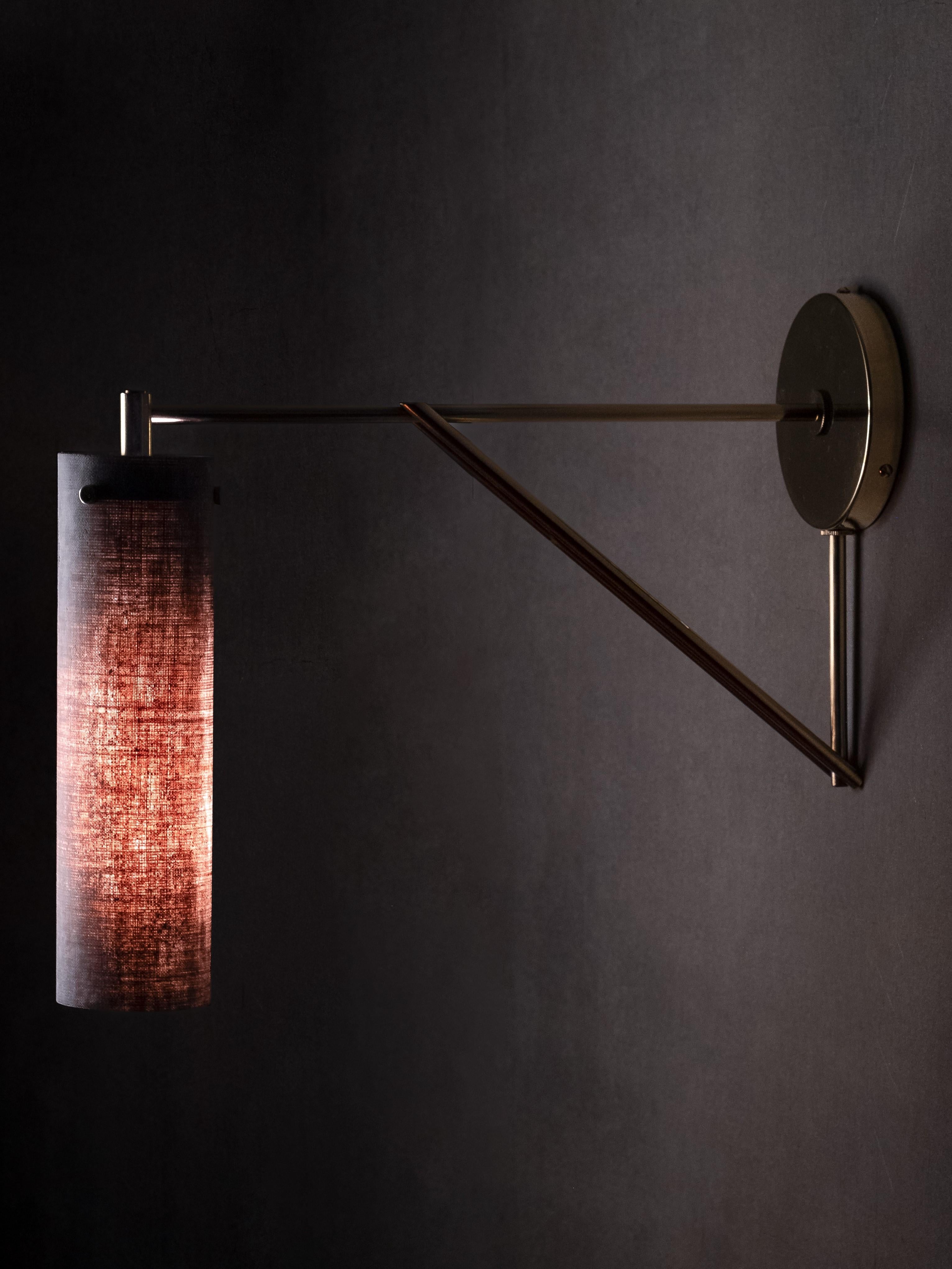 La Tikal Armed Sconce è riconoscibile per il nostro caratteristico paralume in micarta, realizzato a mano in lino e resina. 
Il paralume leggero produce una luce soffusa e un interesse visivo sia da acceso che da spento.  Il paralume cilindrico